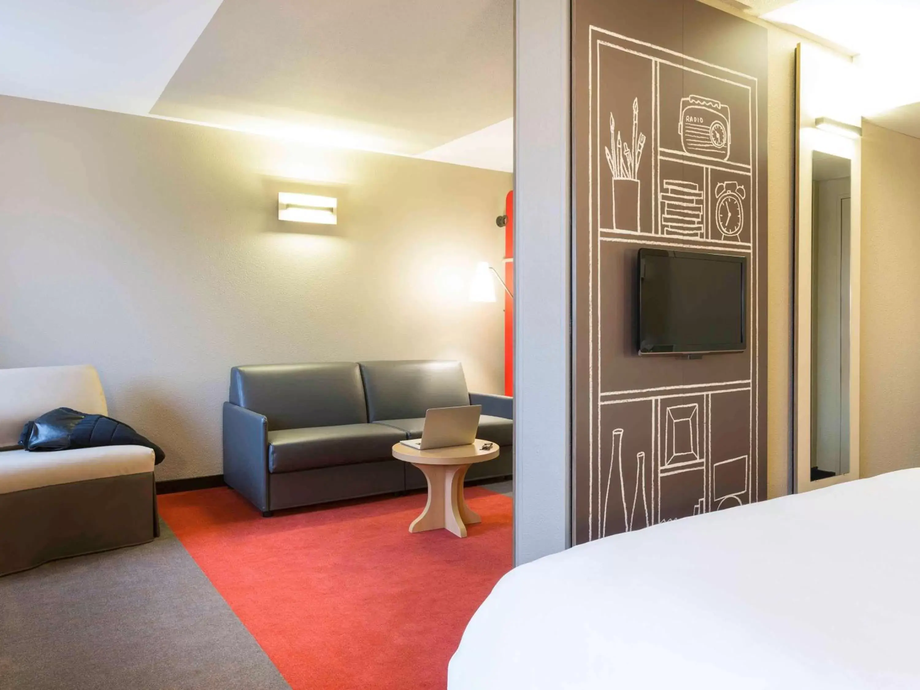 Photo of the whole room, TV/Entertainment Center in Hotel ibis Rennes Centre Gare Sud