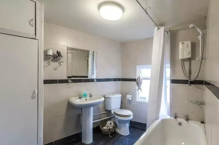 Bathroom in Manorbier Castle Inn Sunset Room