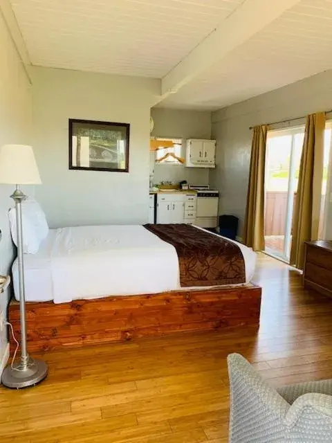 Bed in Ocean Shores Inn & Suites