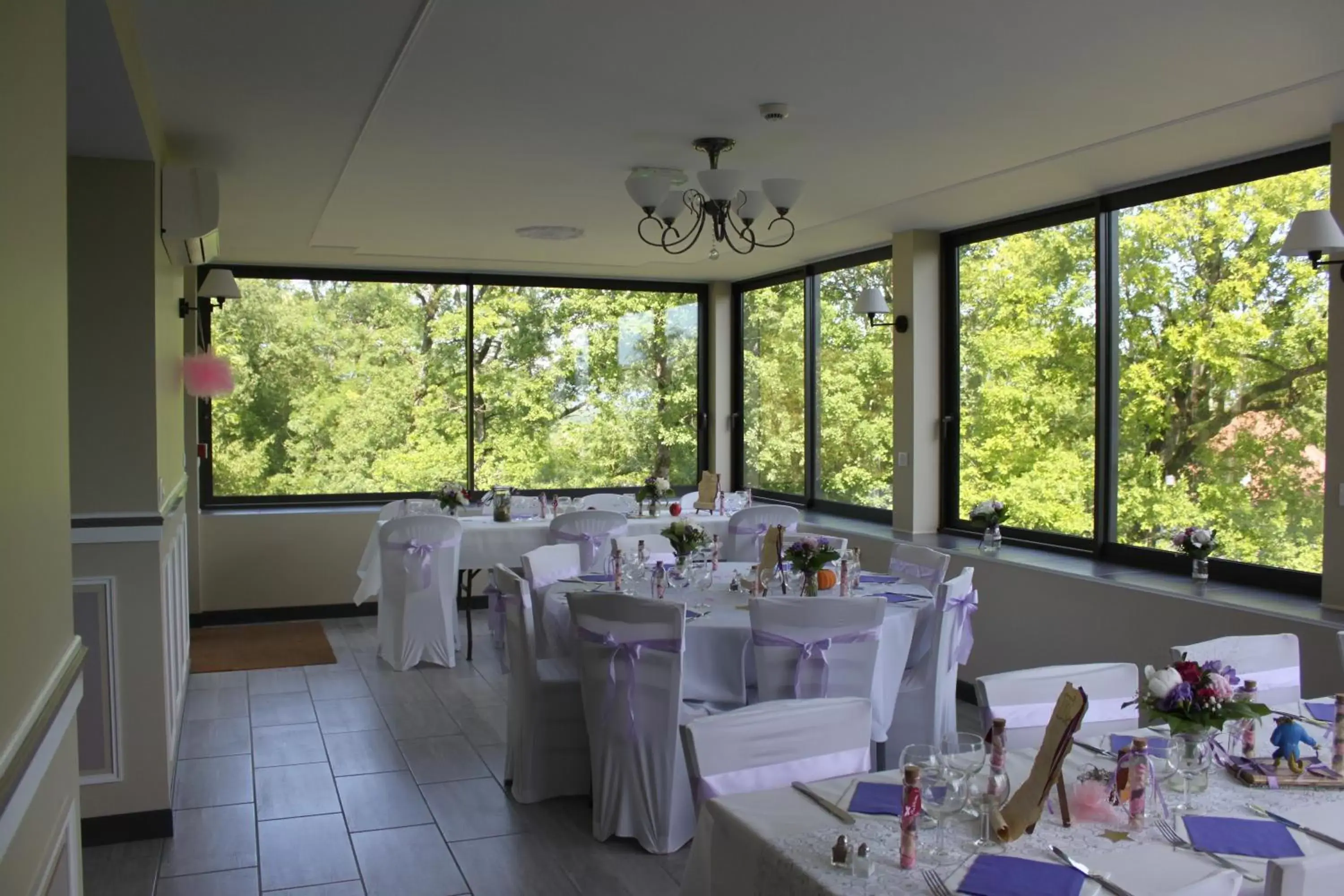 Banquet/Function facilities, Restaurant/Places to Eat in La Garenne de Morestel