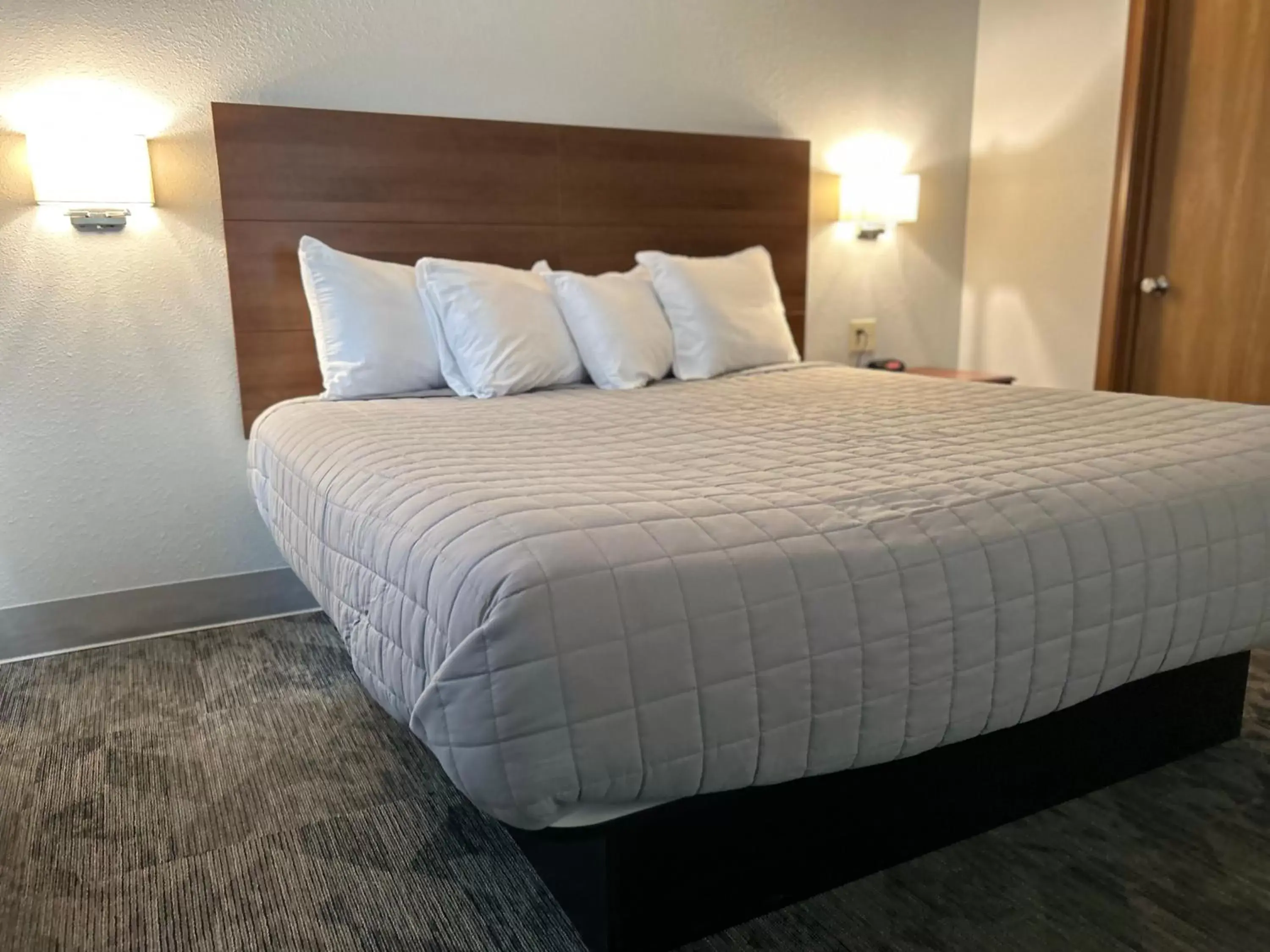 Bed in Travelodge by Wyndham Lincoln South