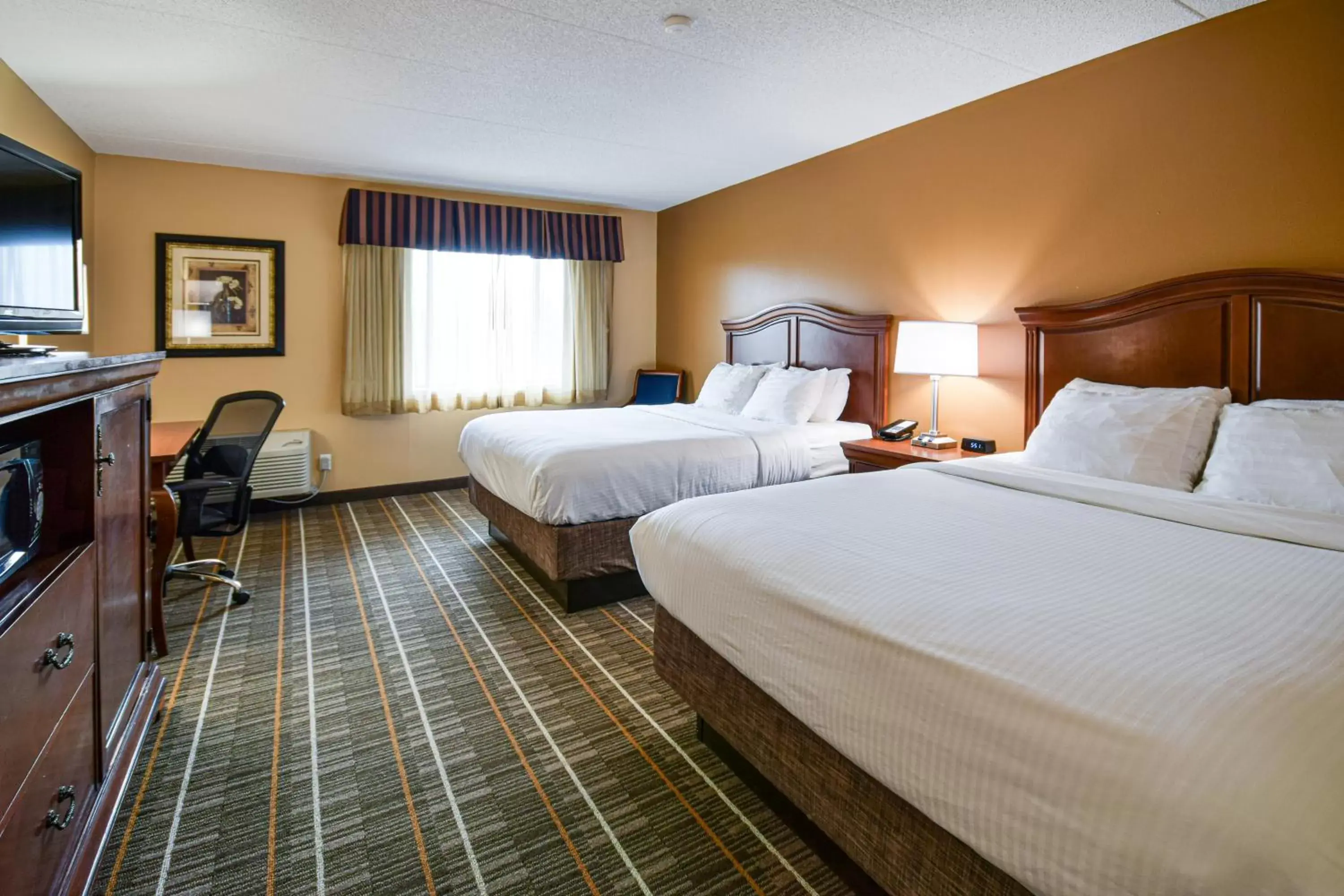 Bed in Best Western Resort Hotel & Conference Center Portage