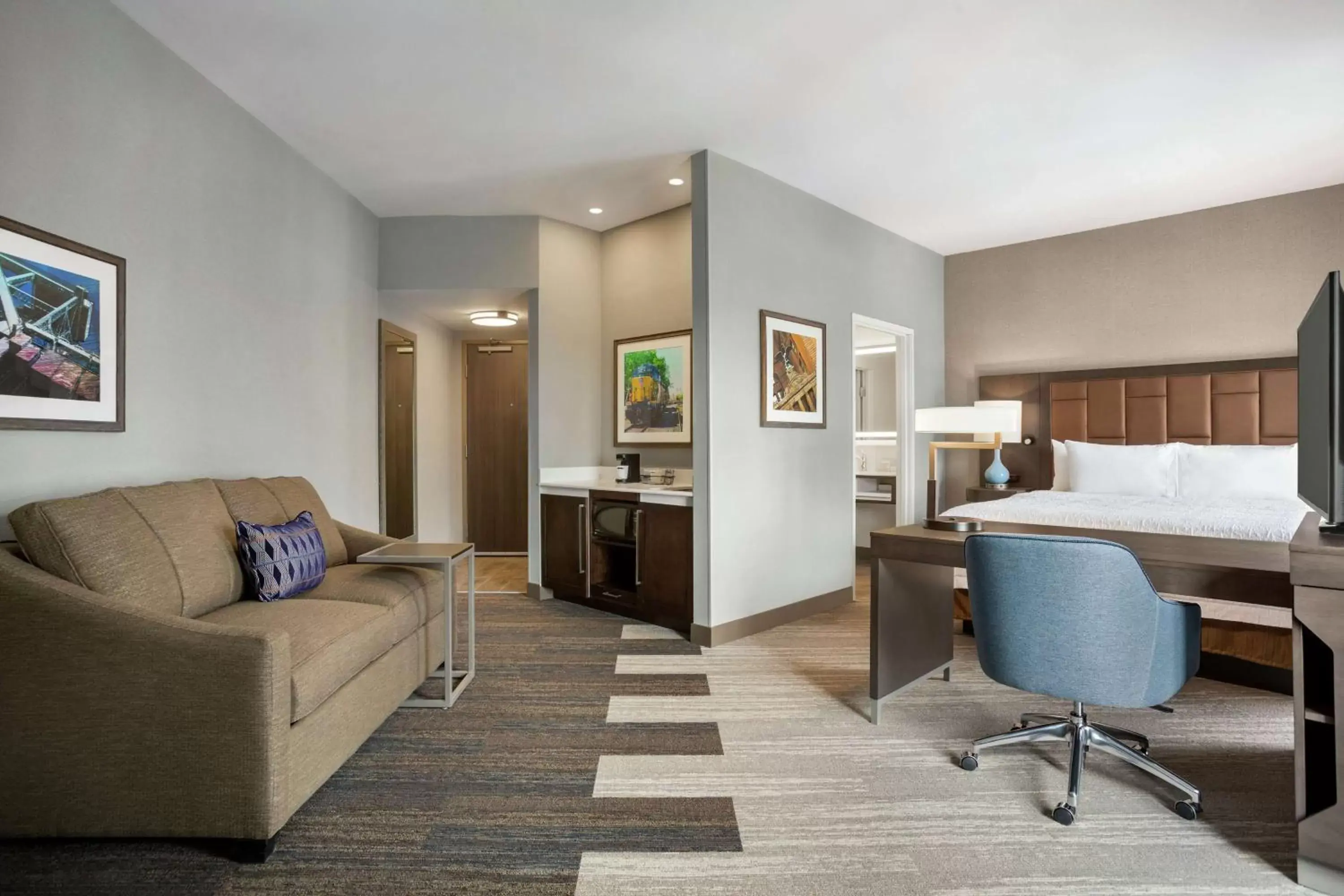 Bedroom, Seating Area in Hampton Inn Suites Kansas City Downtown Crossroads