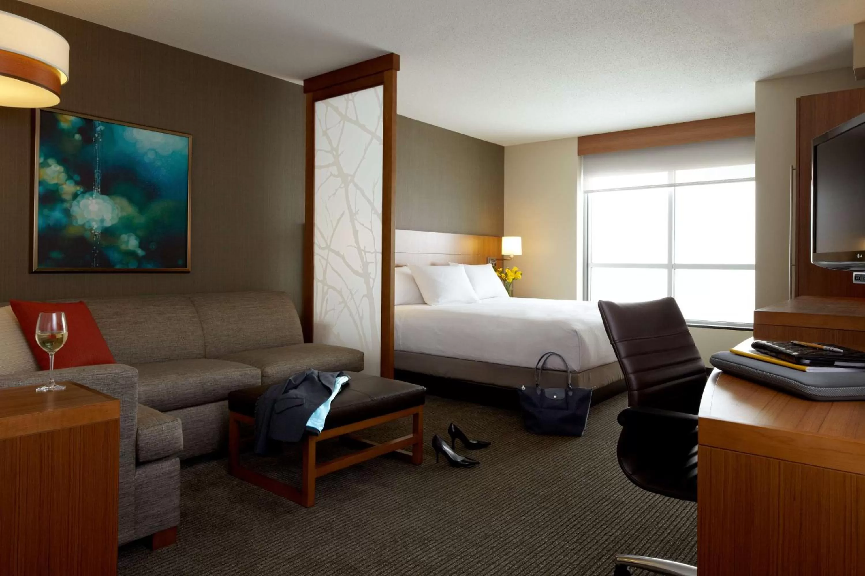 Photo of the whole room, Bed in Hyatt Place Detroit/Royal Oak