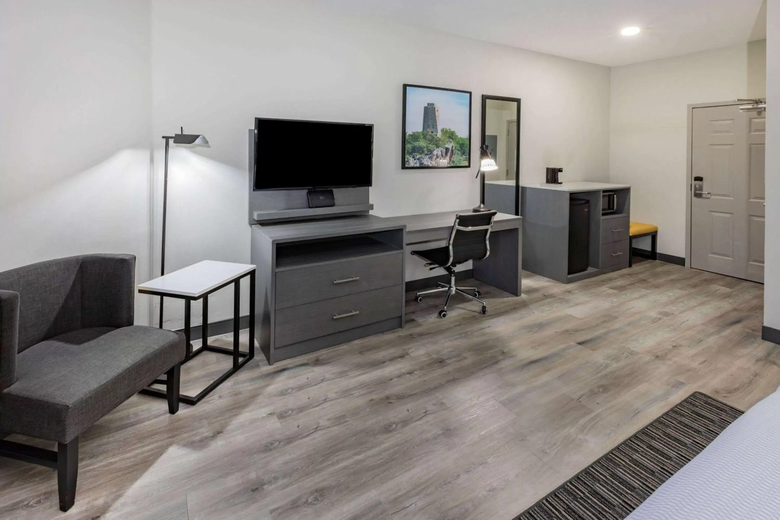 Bedroom, TV/Entertainment Center in La Quinta Inn & Suites by Wyndham Ardmore
