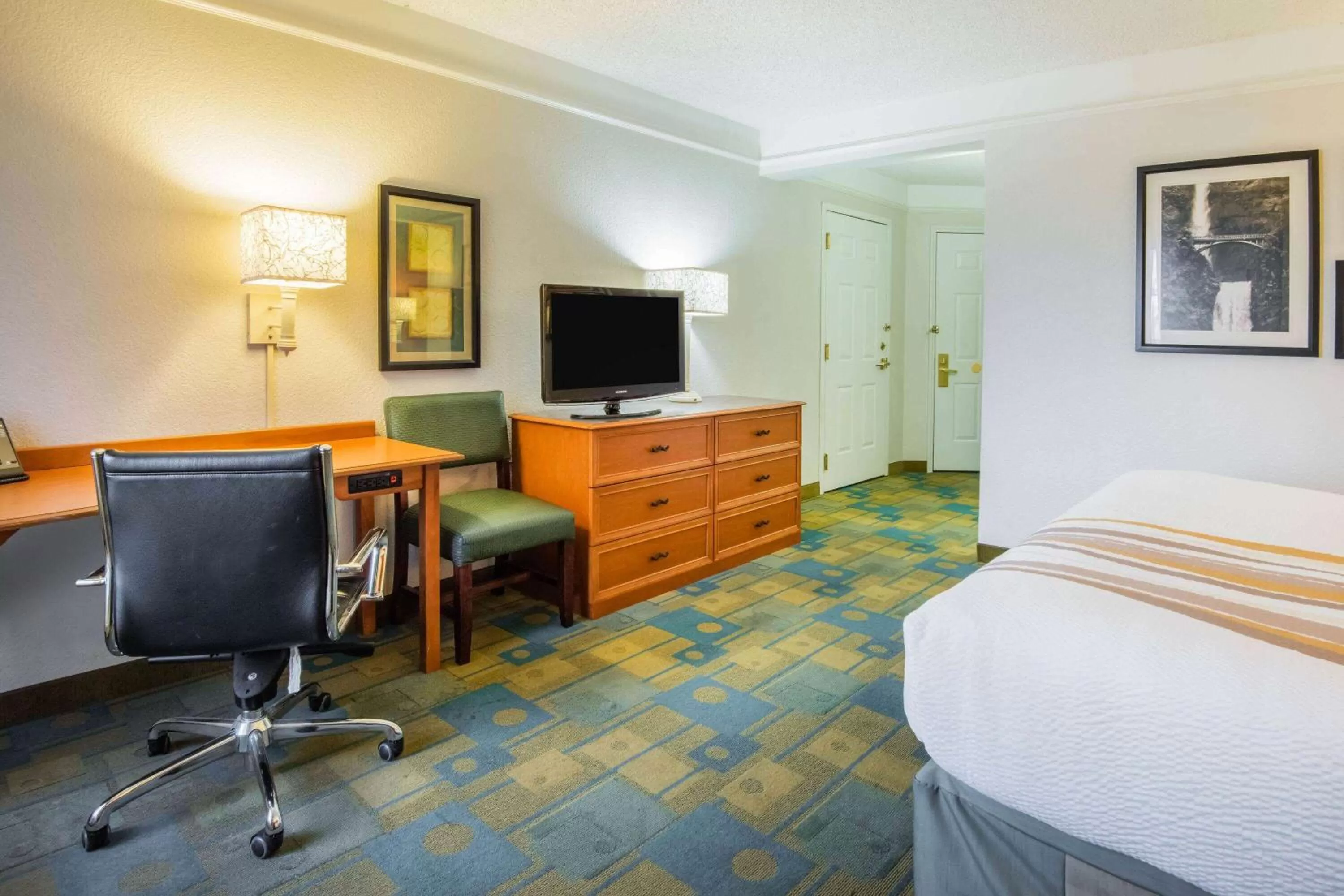 Photo of the whole room, Bed in La Quinta by Wyndham Colorado Springs South Airport