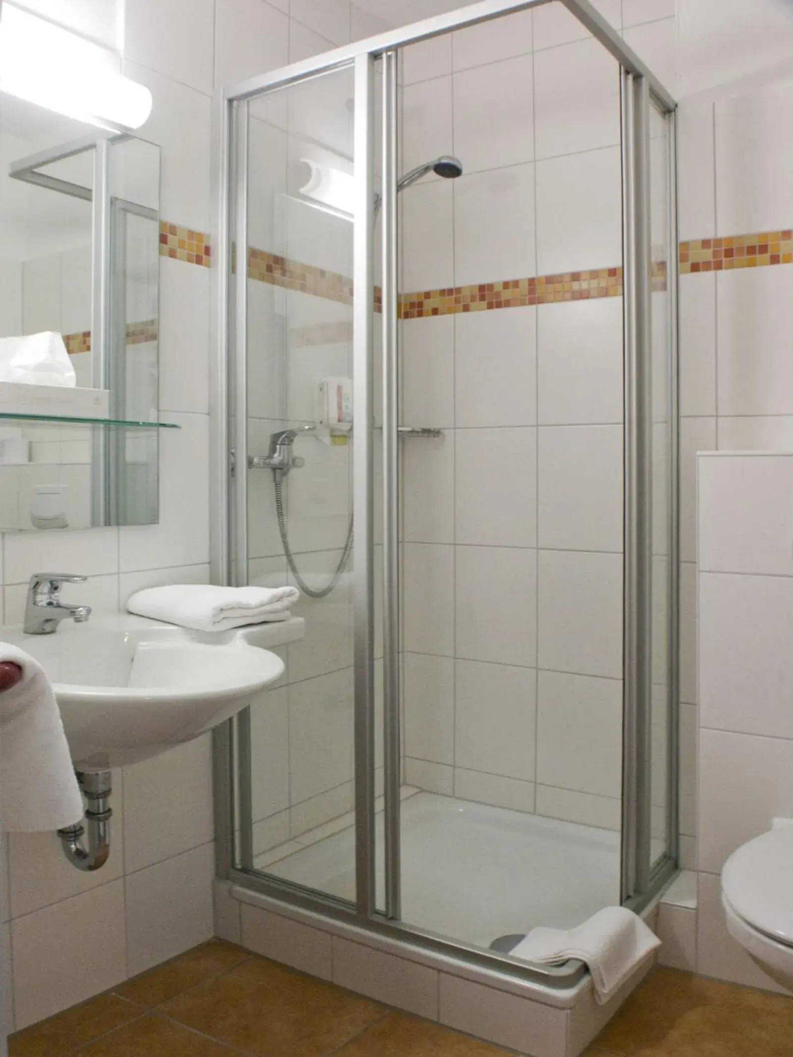 Shower, Bathroom in City-Hotel Kurfürst Balduin