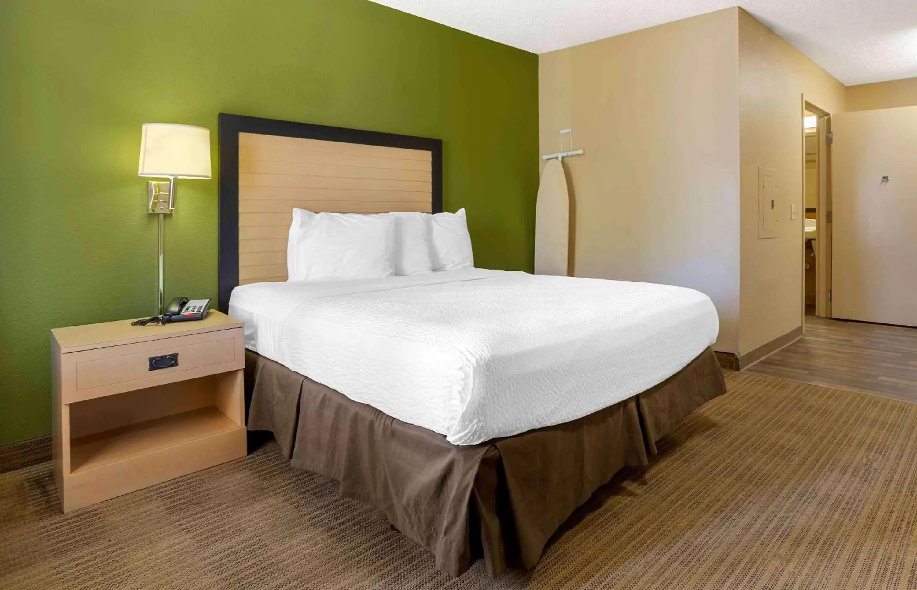 Bedroom, Bed in Extended Stay America Suites - Houston - The Woodlands