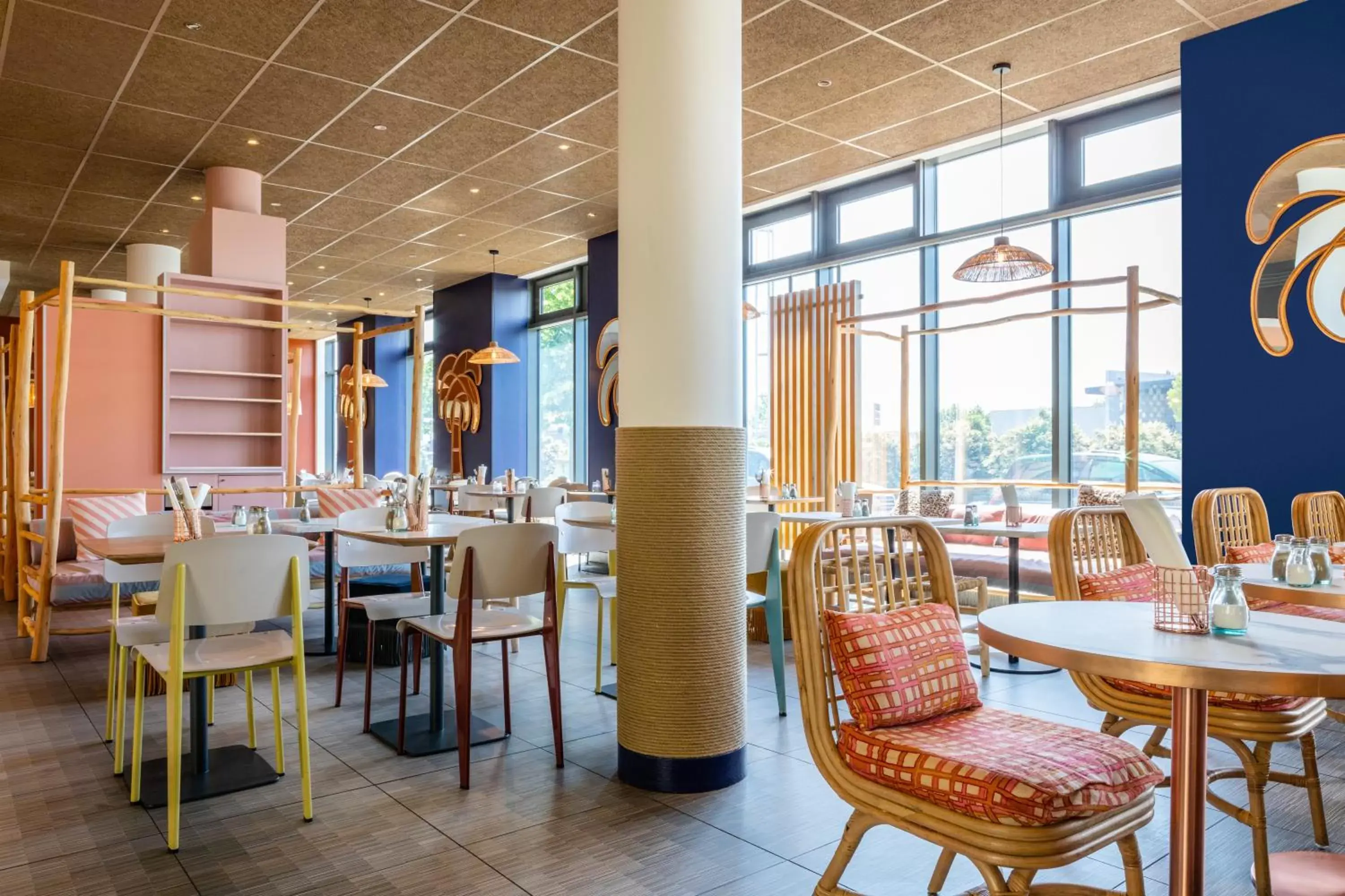 Restaurant/Places to Eat in ibis Paris Coeur d'Orly Airport