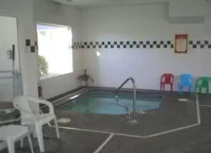 Hot Tub, Swimming Pool in Americas Best Value Inn & Suites-Forest Grove/Hillsboro