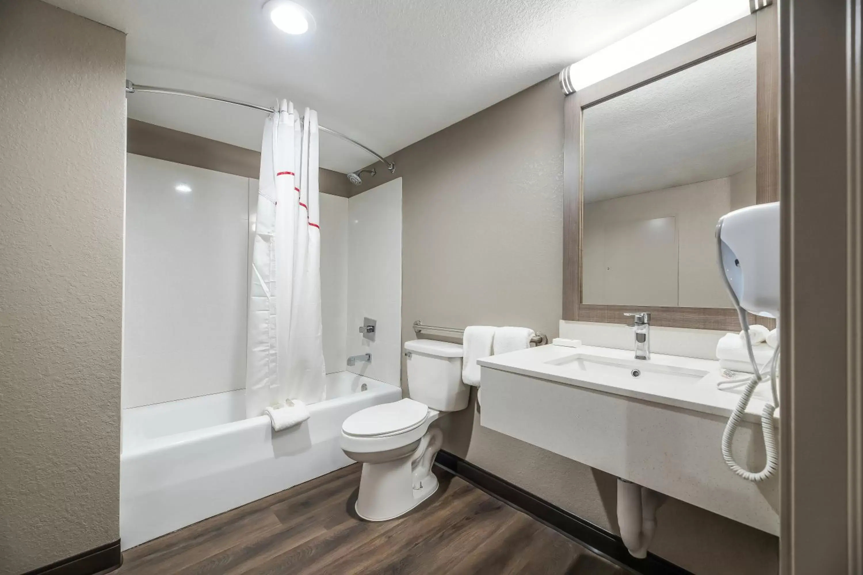 Bathroom in Red Roof Inn & Suites Wildwood, FL