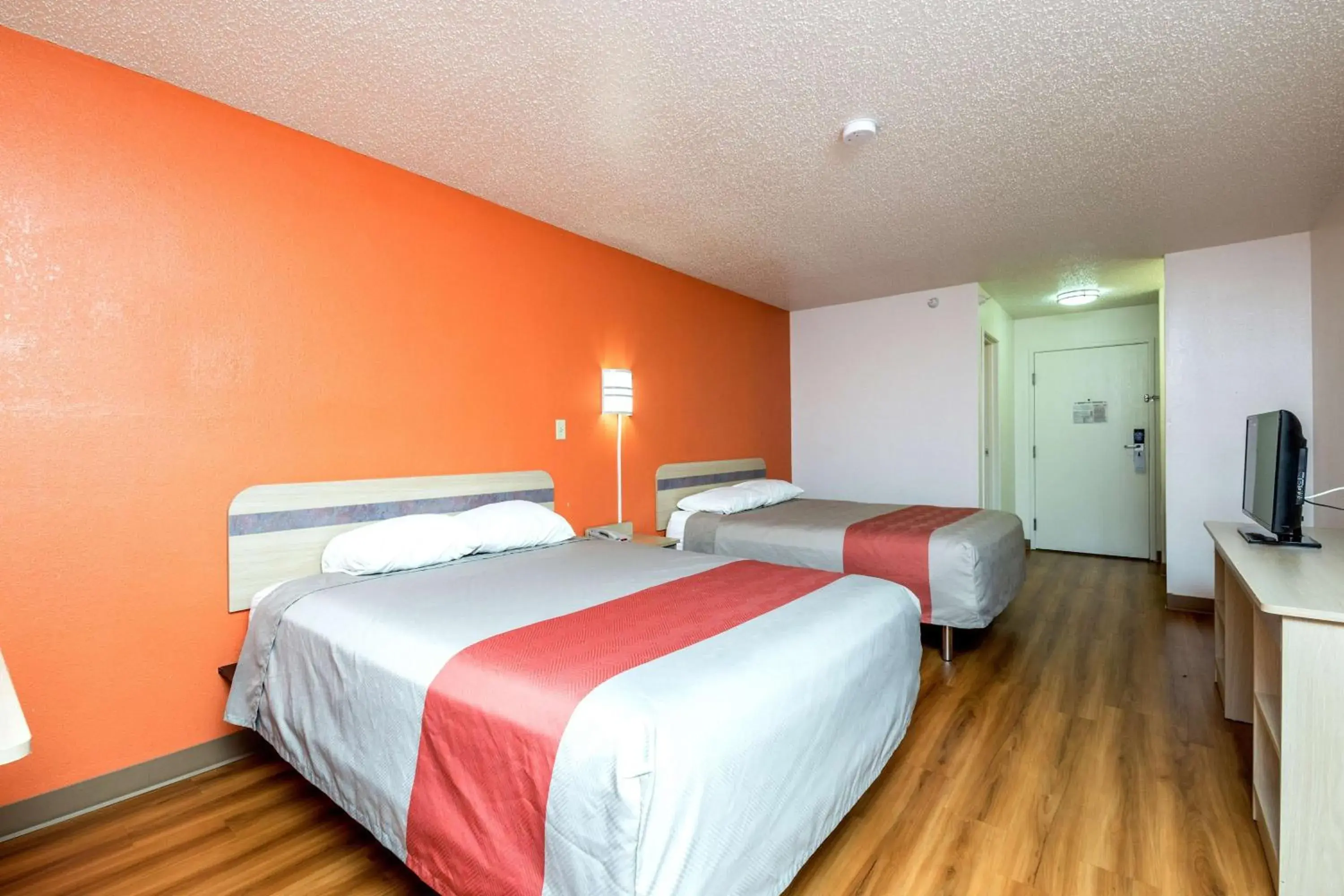 TV and multimedia, Bed in Motel 6-Waterloo, IA
