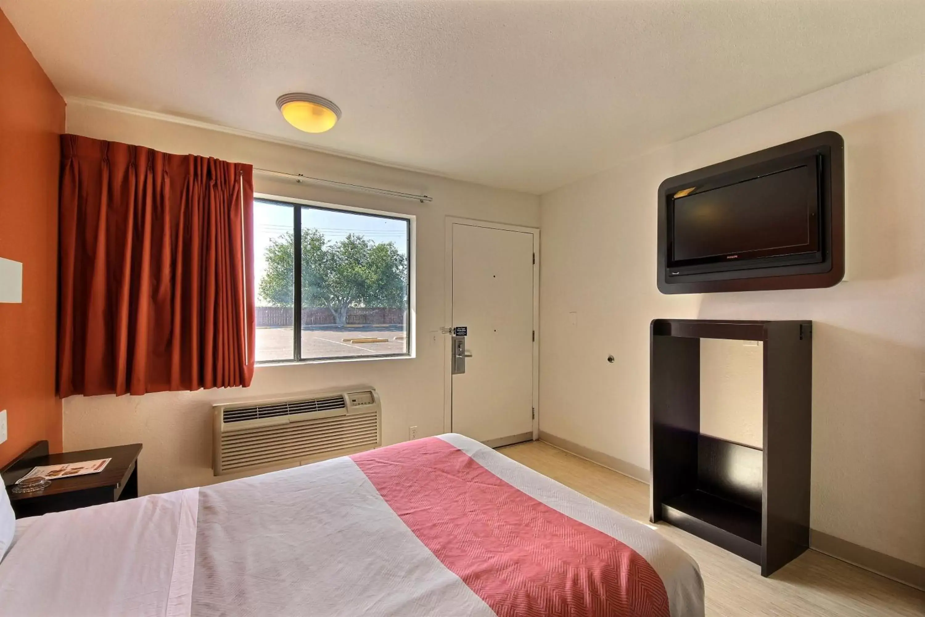 TV and multimedia, Bed in Motel 6-Laredo, TX - South