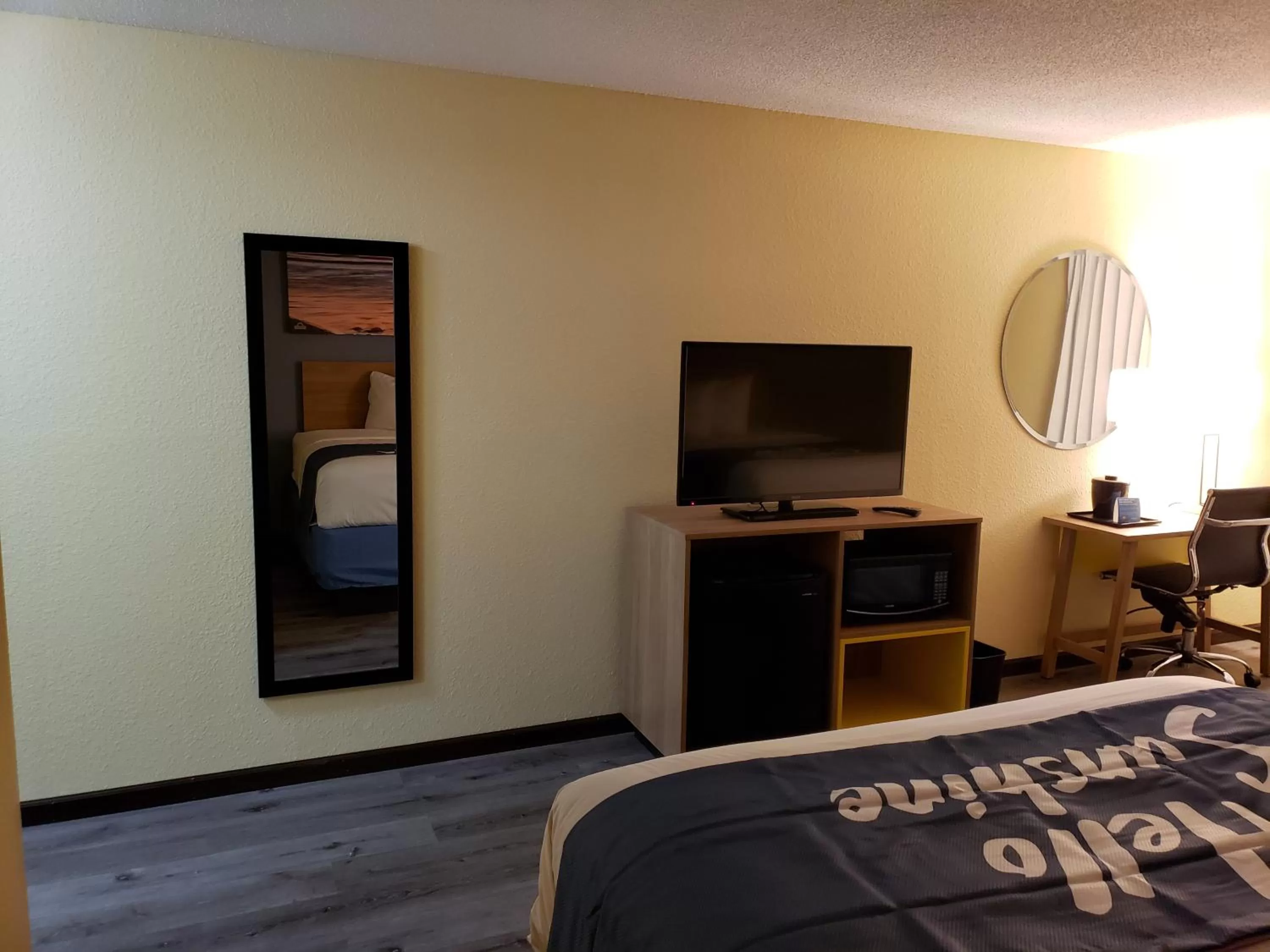 Bed in Days Inn & Suites by Wyndham Merrillville