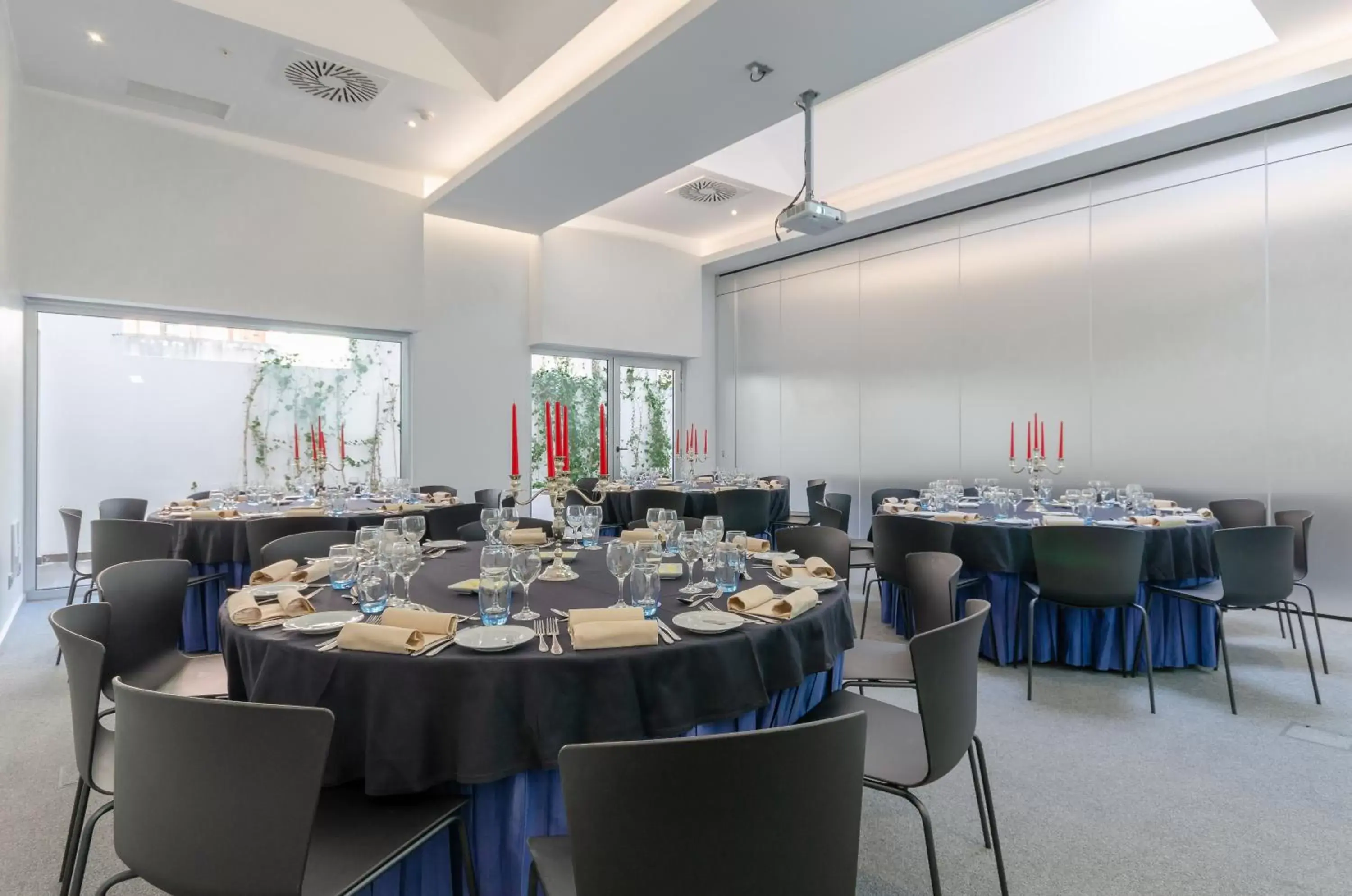 Meeting/conference room, Restaurant/Places to Eat in Jupiter Lisboa Hotel