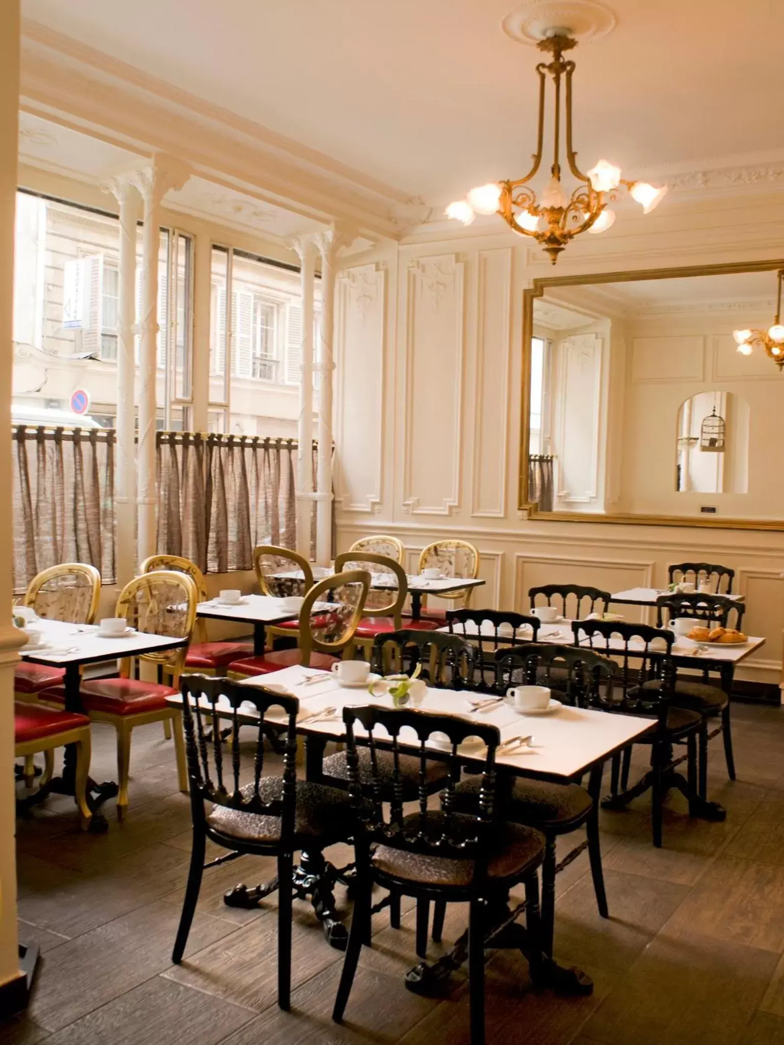 Restaurant/Places to Eat in Hotel Peyris Opera