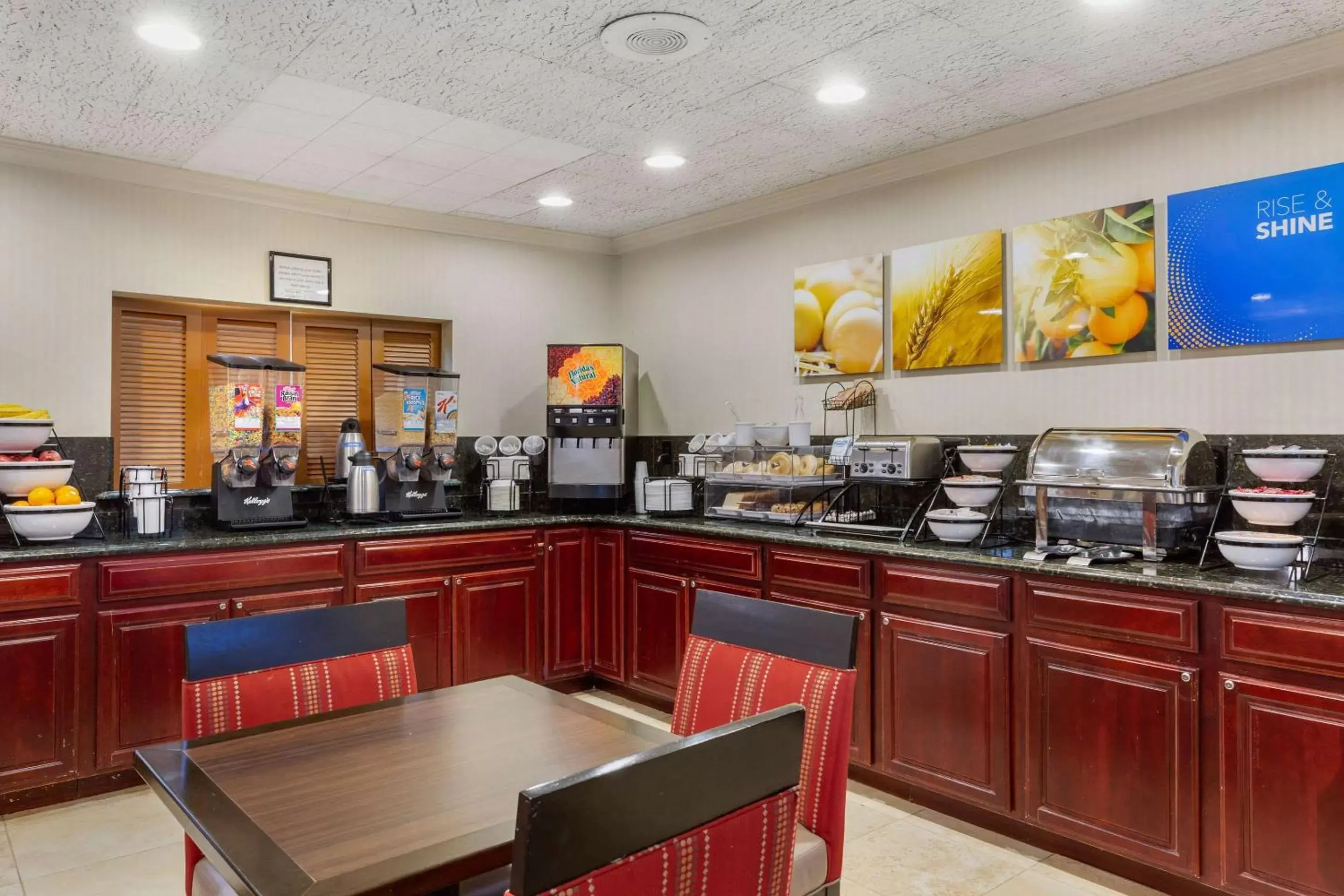 Restaurant/Places to Eat in Comfort Inn Auburn-Worcester