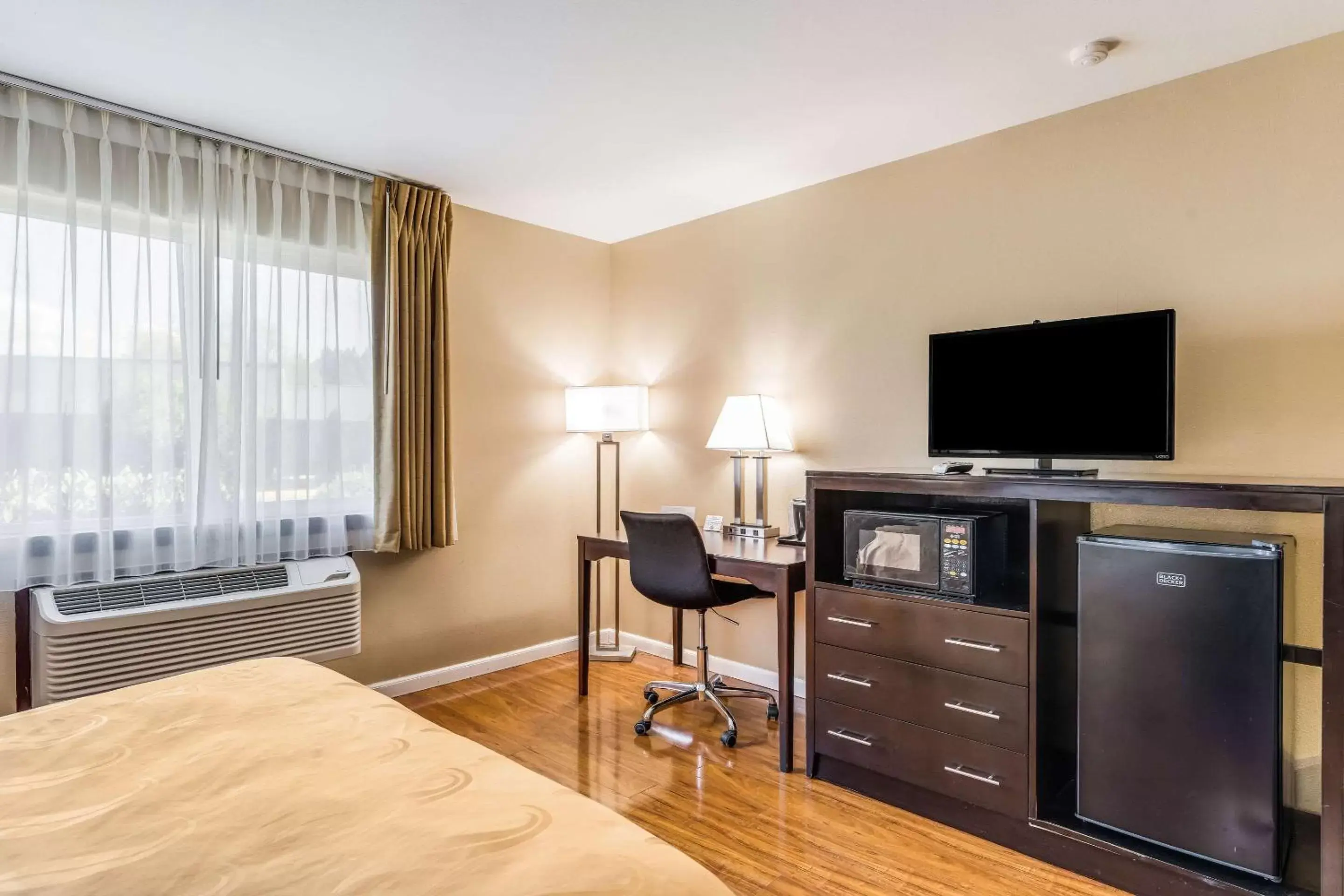 Photo of the whole room, TV/Entertainment Center in Quality Inn near Suncadia Resort