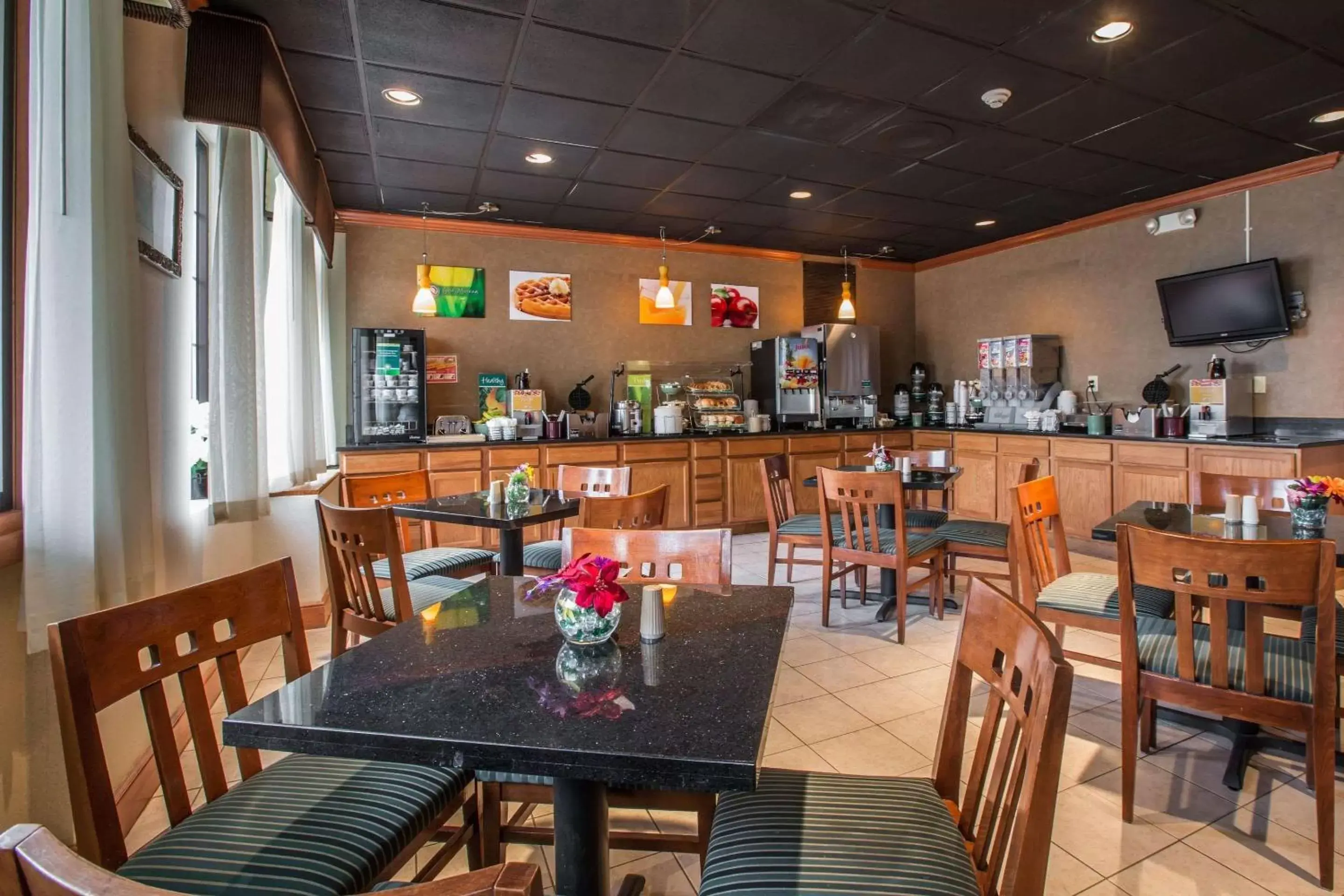 Restaurant/places to eat in Quality Inn & Suites Hanes Mall Restaurant/places to eat in Quality Inn & Suites Hanes Mall