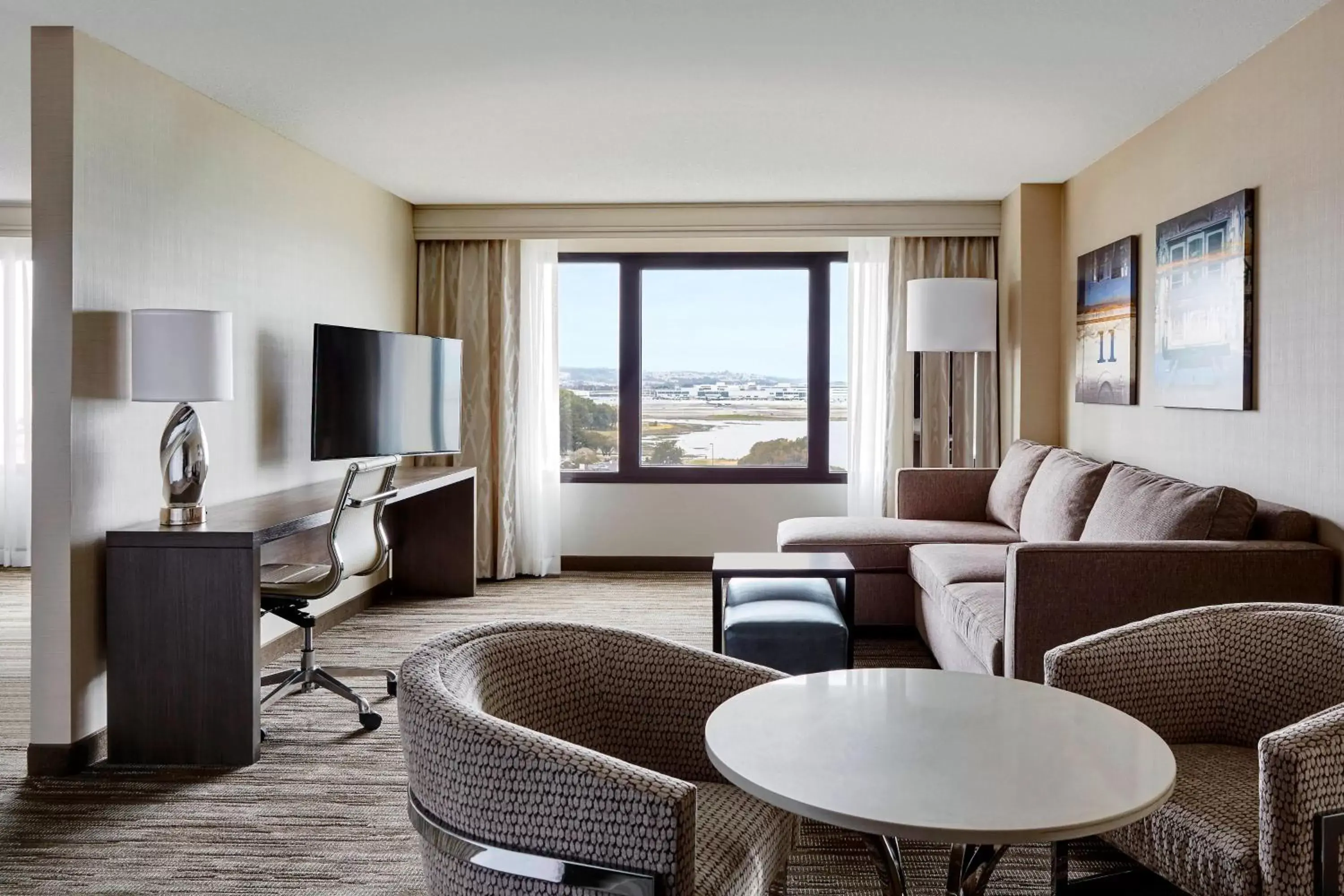 Living room, Seating Area in San Francisco Airport Marriott Waterfront