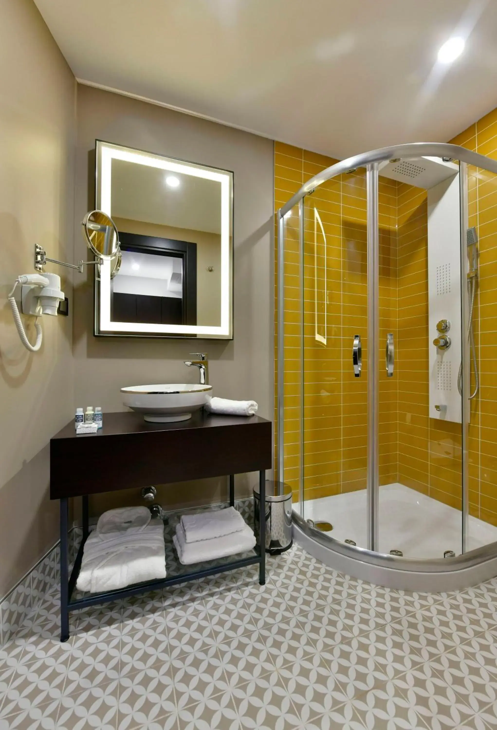 Shower, Bathroom in Ghan Hotel