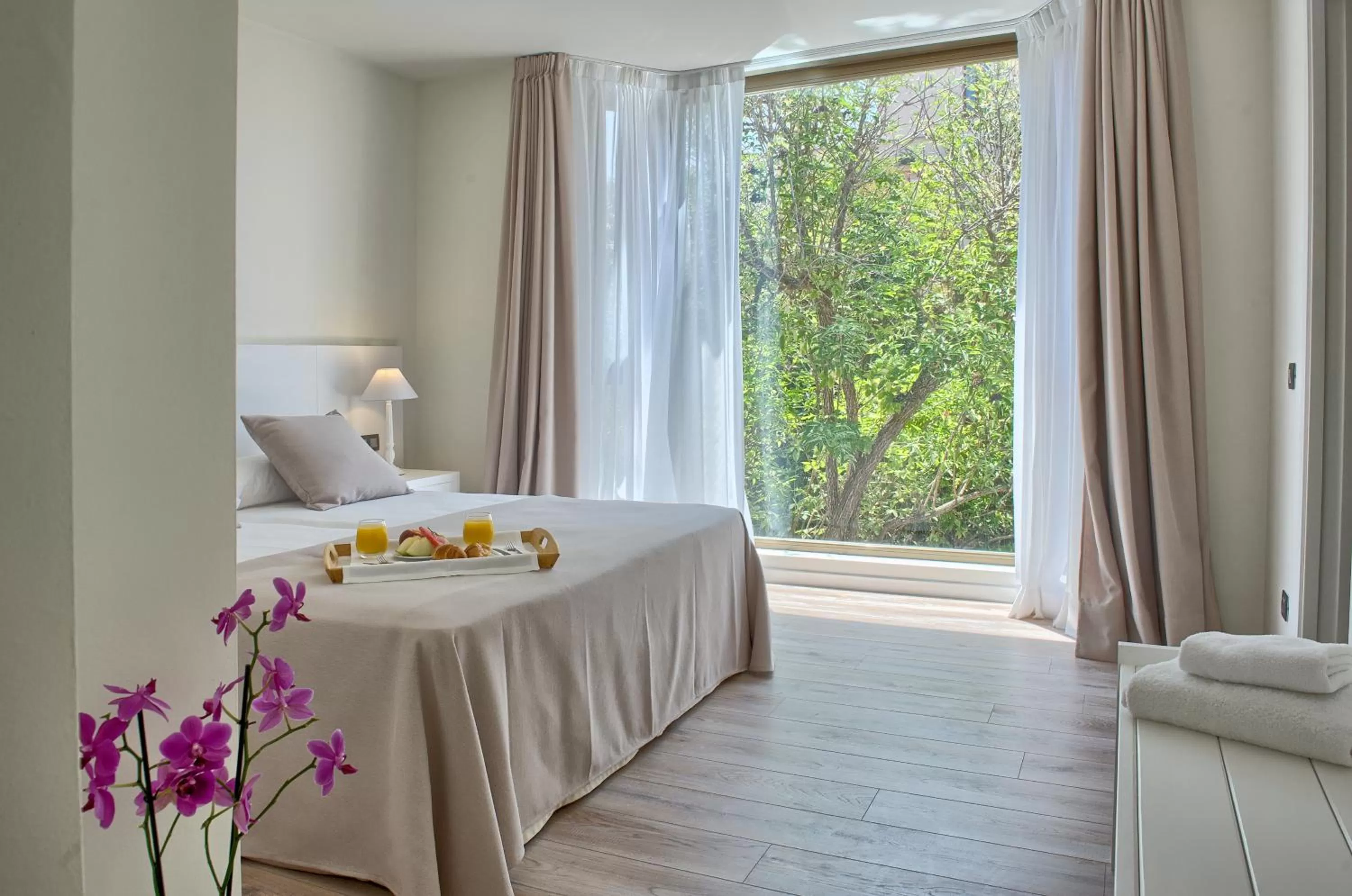 View (from property/room), Bed in El Petit Convent