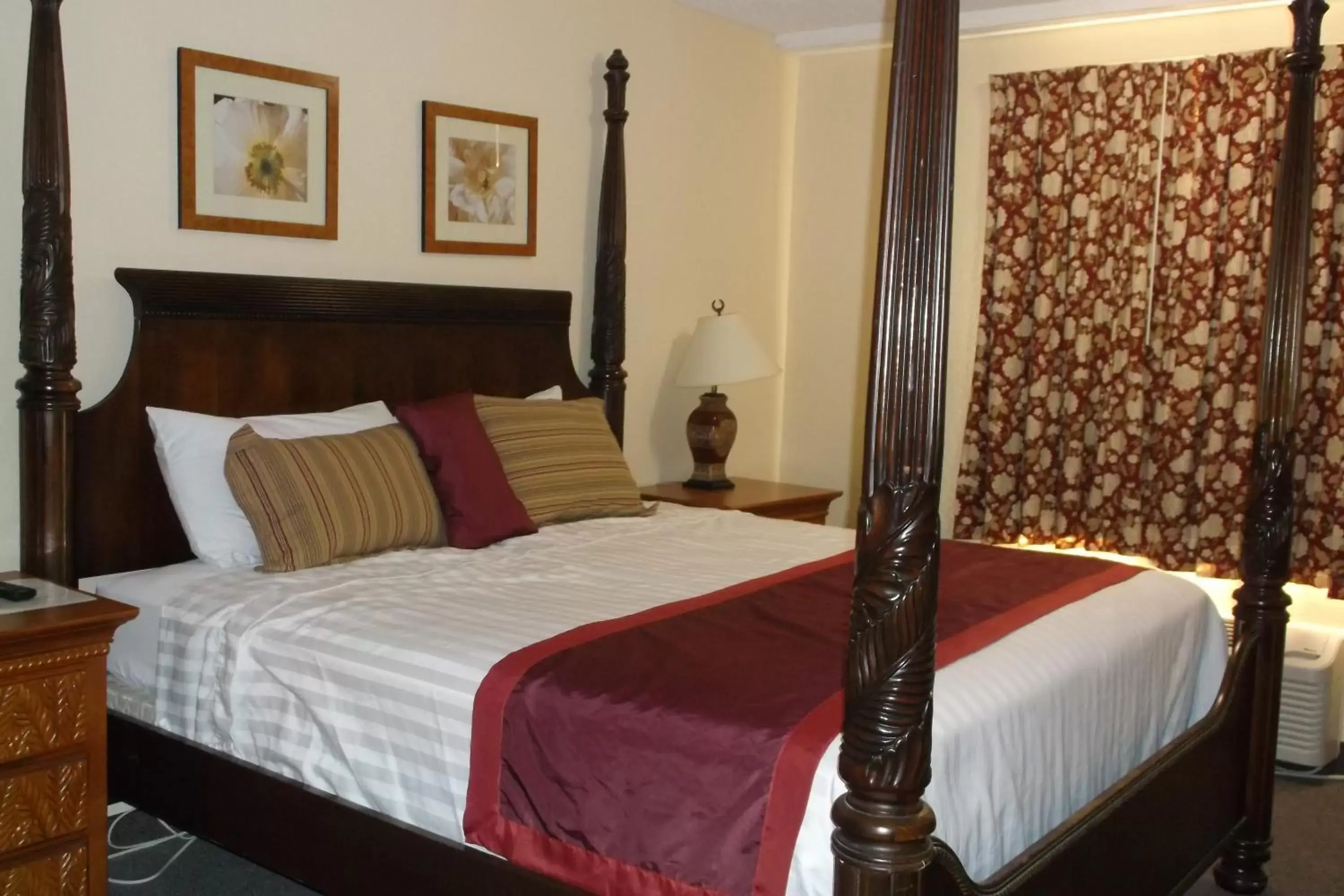 Bed in Days Inn & Suites by Wyndham Lake Okeechobee