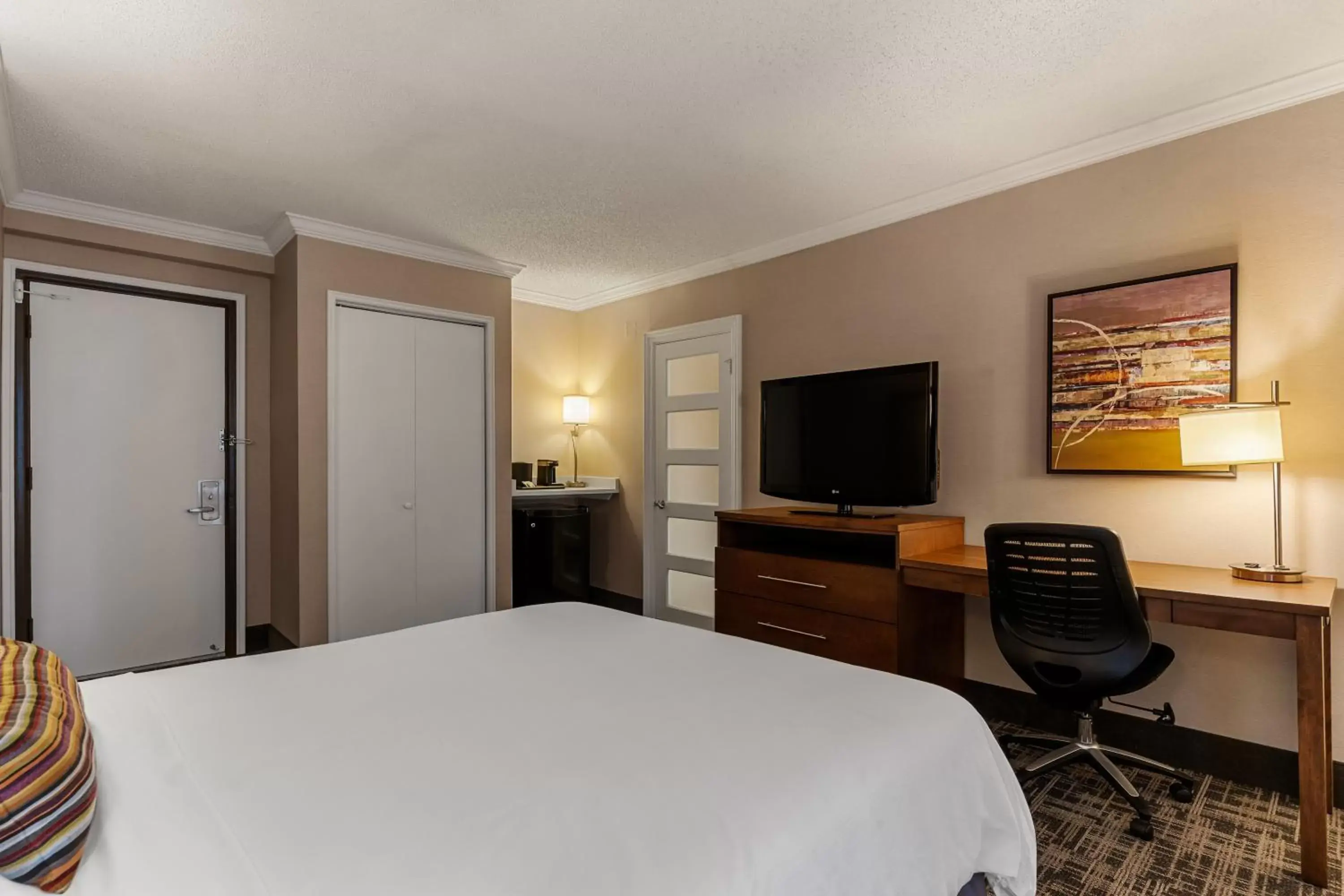 Bedroom, TV/Entertainment Center in Best Western Ville-Marie Hotel & Suites