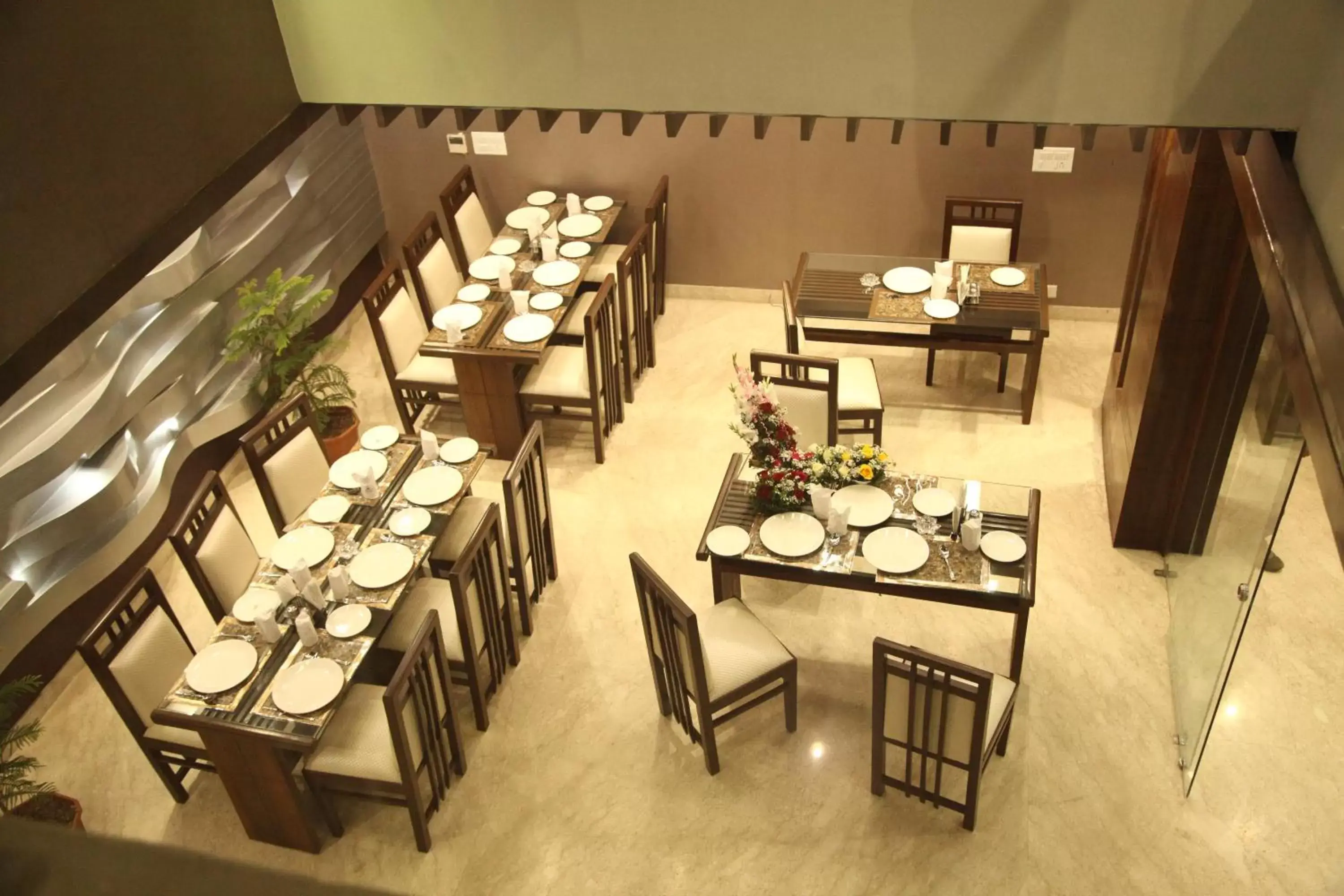 Restaurant/places to eat in Hotel Emerald Restaurant/places to eat in Hotel Emerald