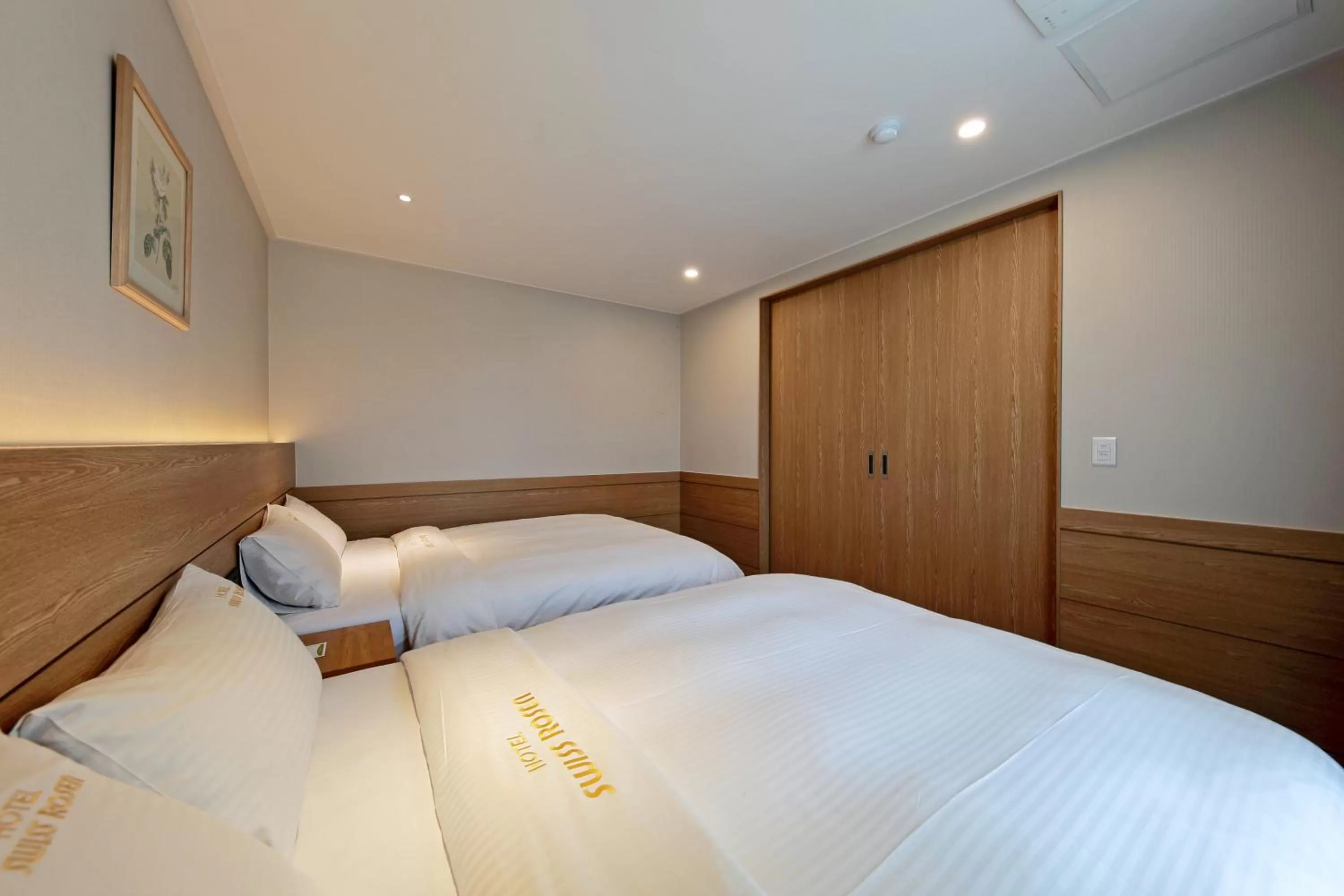 Bed in Benikea Swiss Rosen Hotel