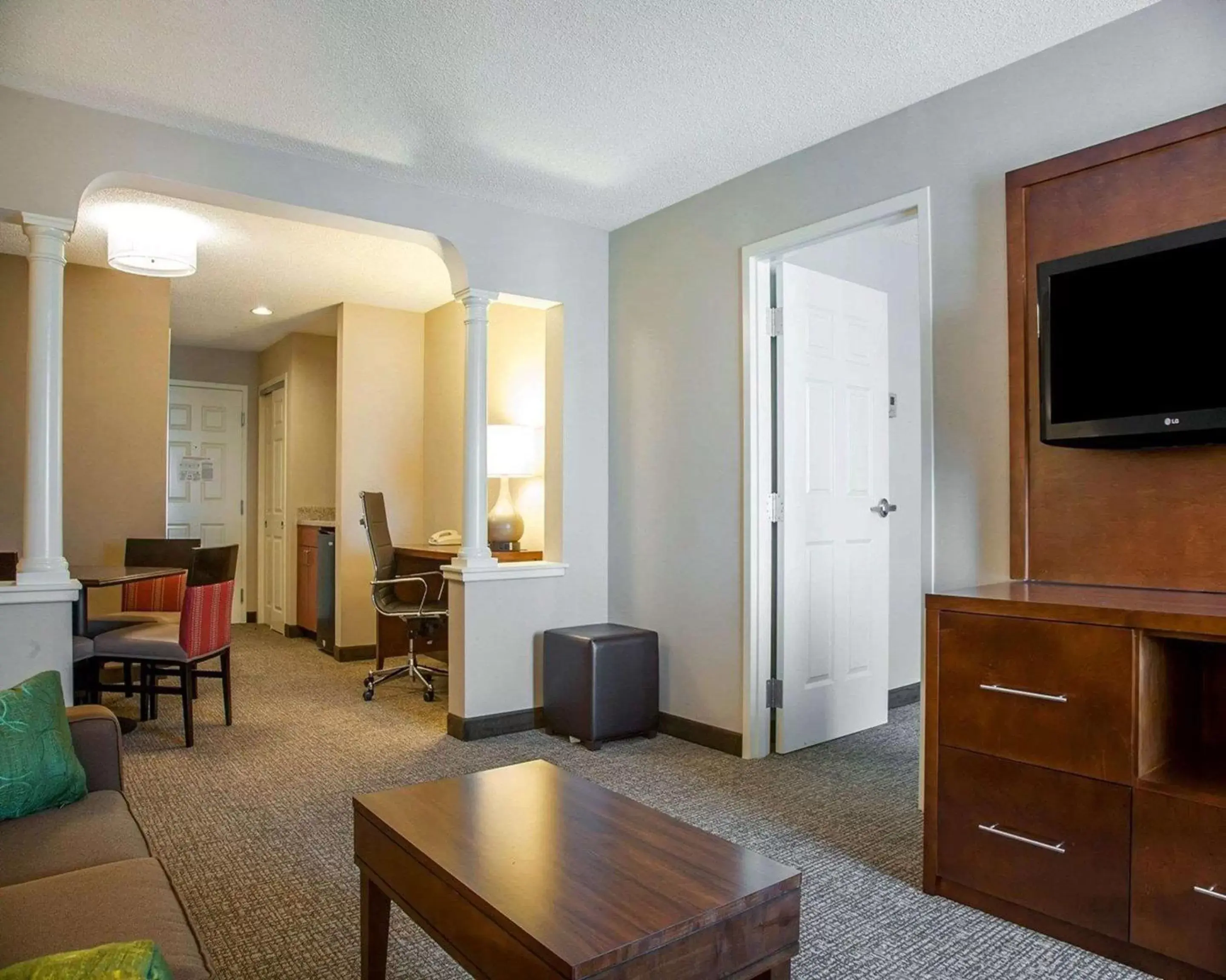 Bedroom, TV/Entertainment Center in Comfort Suites West Warwick - Providence