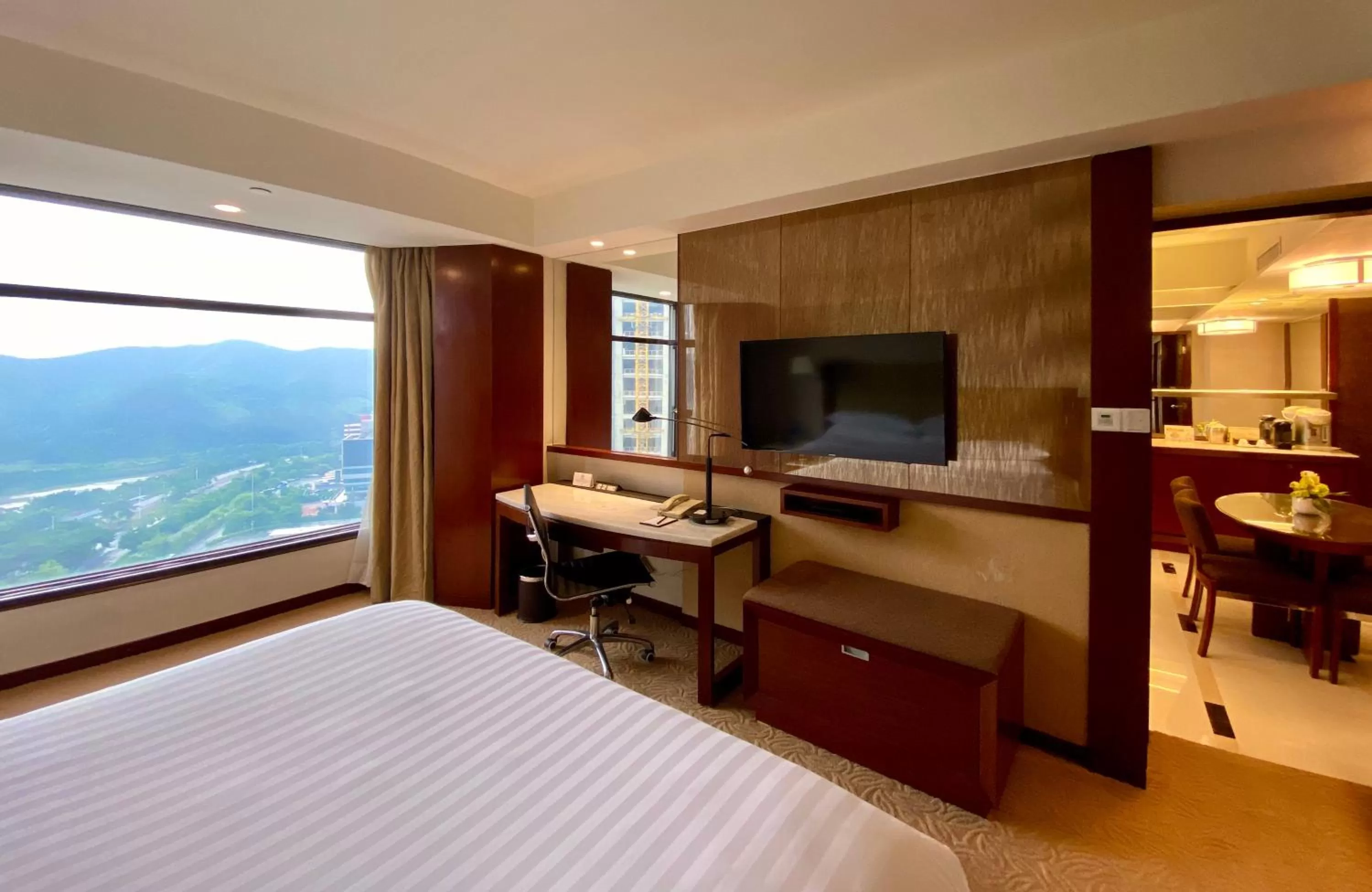 Photo of the whole room, Bed in Shangri-La Shenzhen