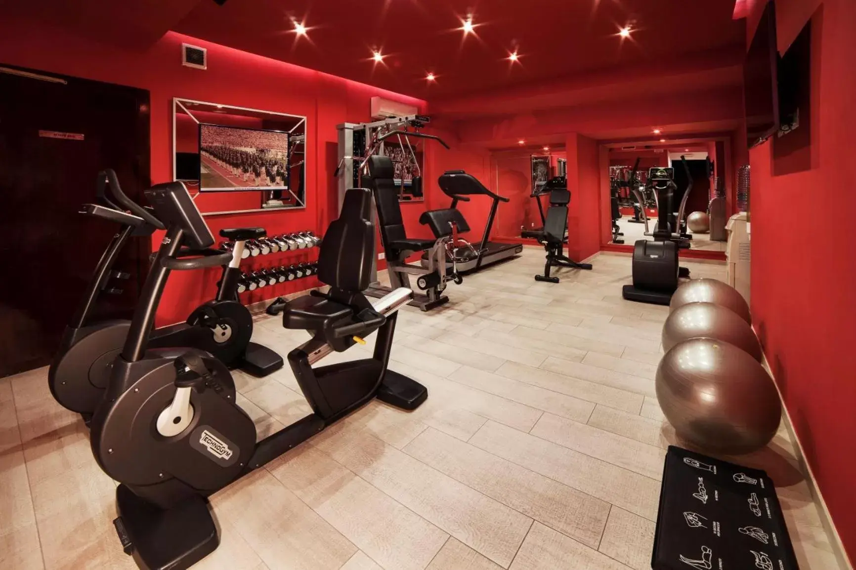 Fitness centre/facilities in Radisson Blu GHR Rome