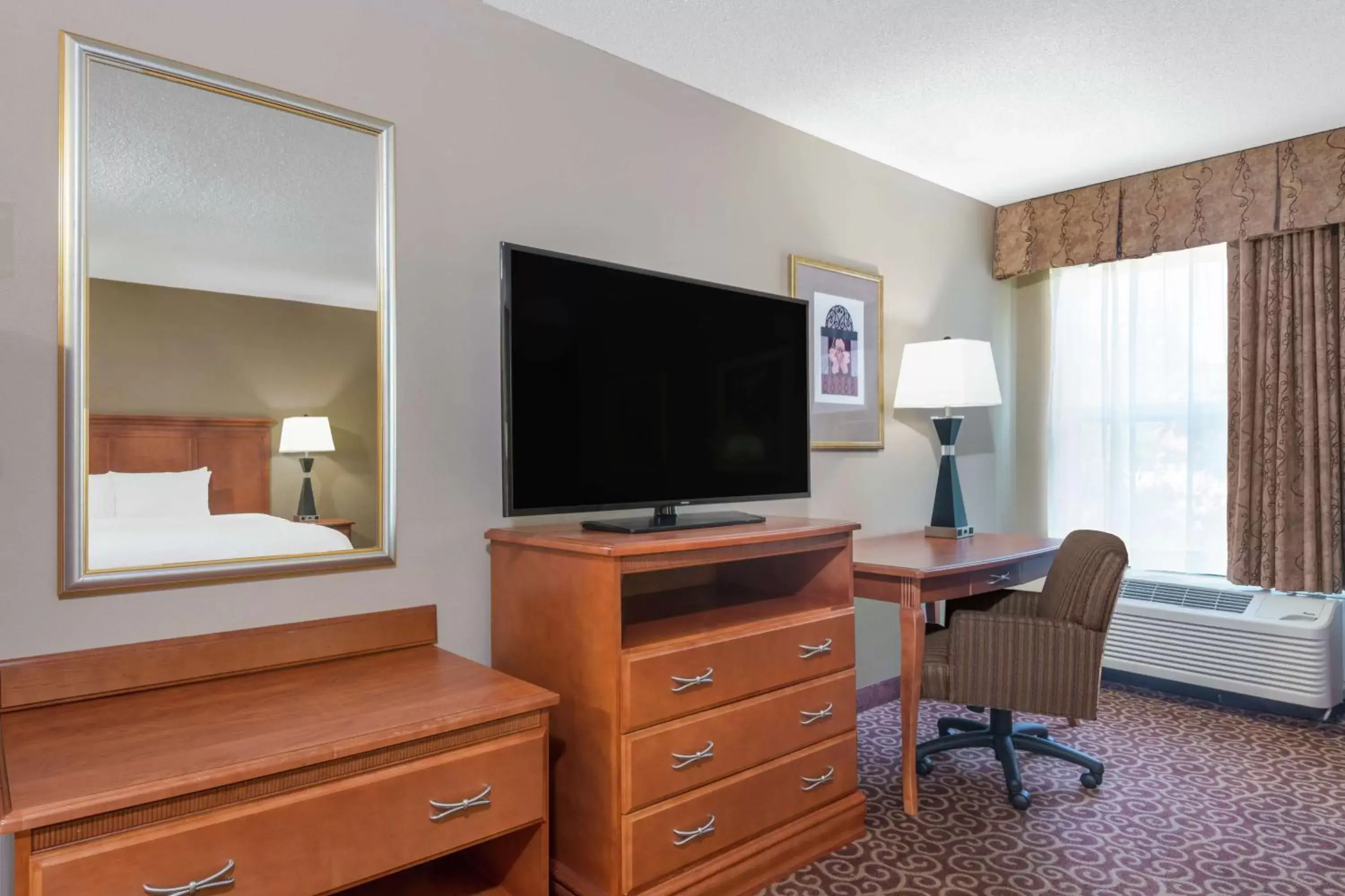 Bedroom, TV/Entertainment Center in Hampton Inn South Heritage Park