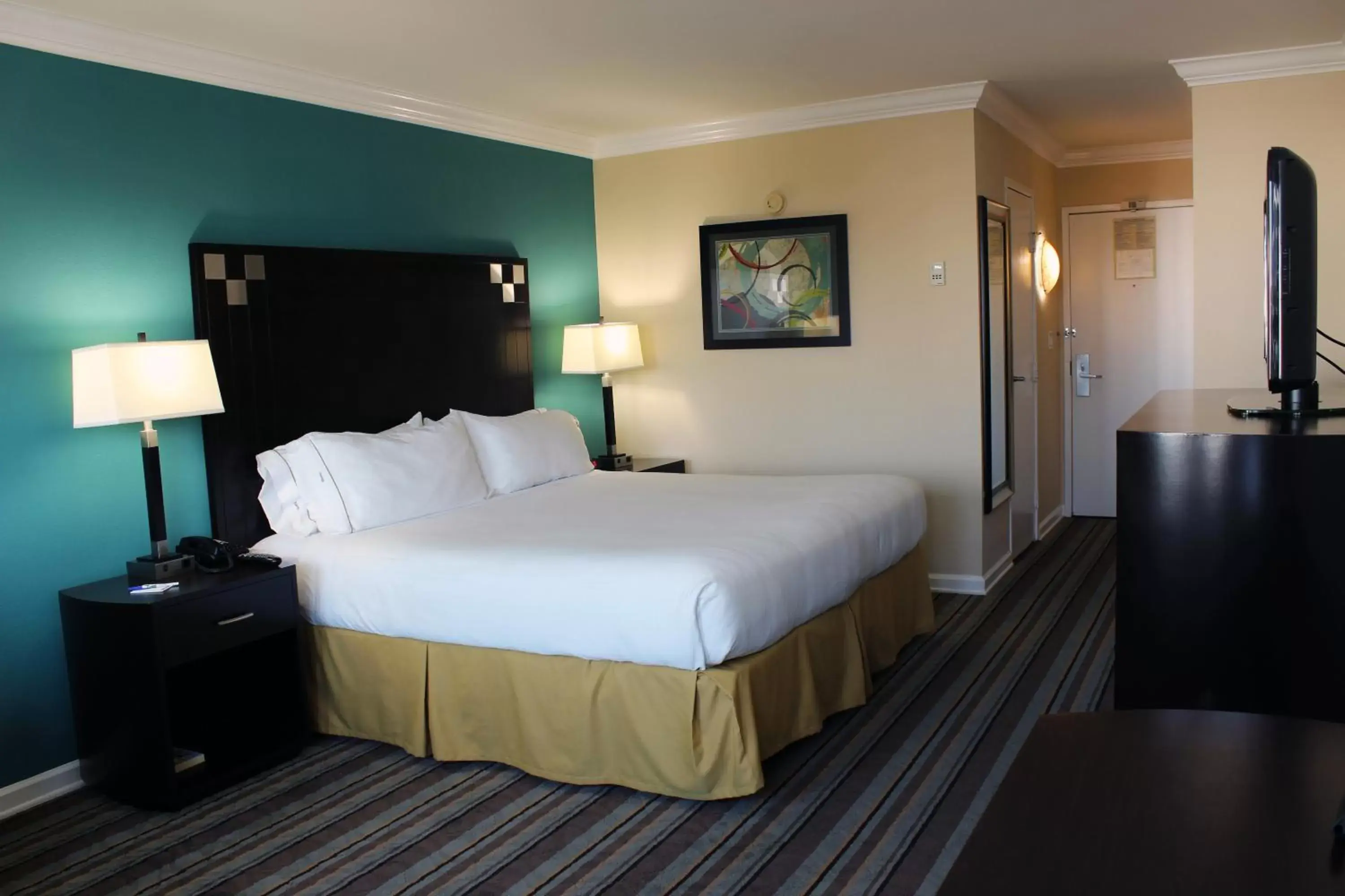 Photo of the whole room, Bed in Holiday Inn Express Van Nuys, an IHG Hotel