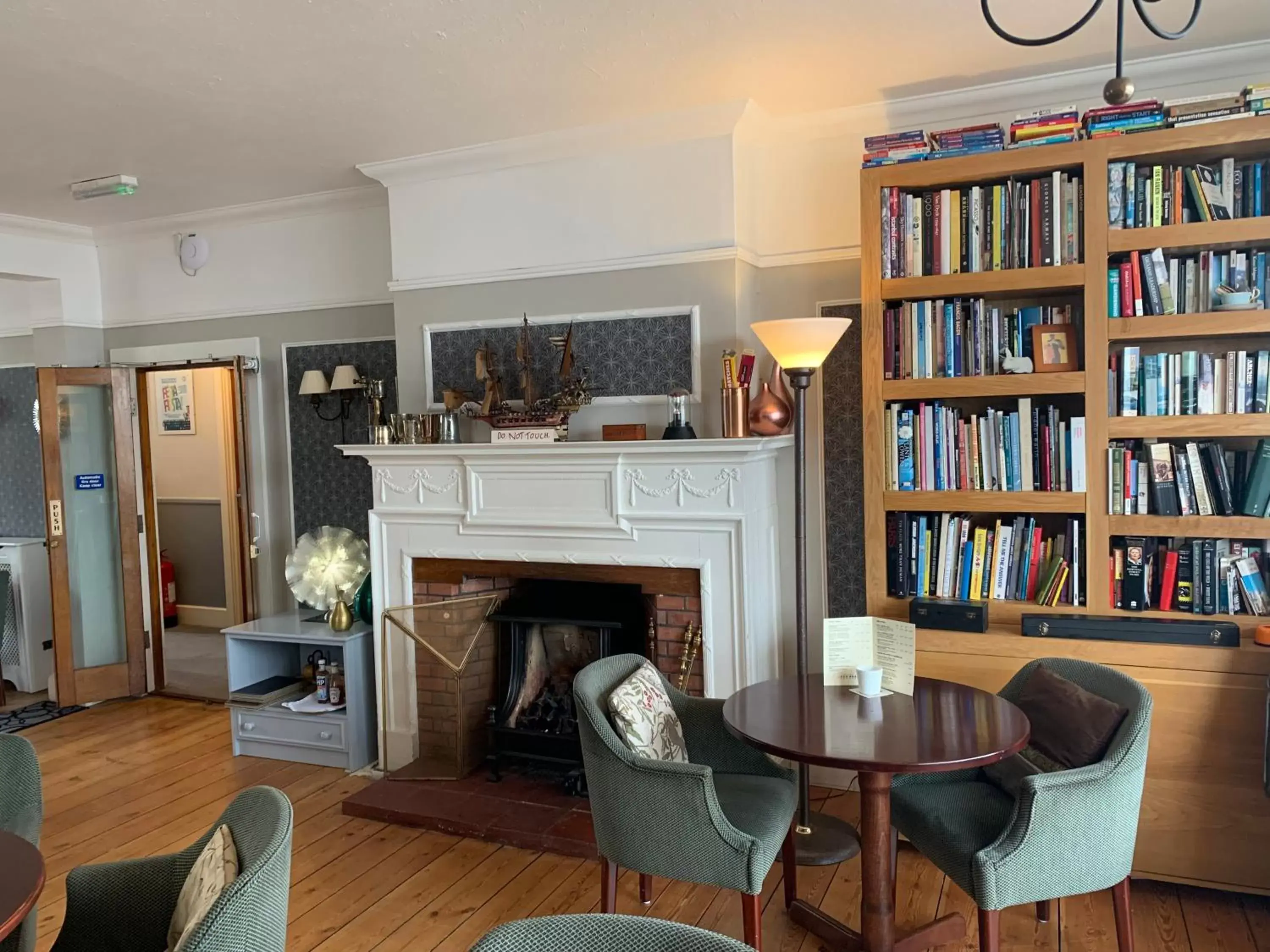 Living room, Library in Knights Court