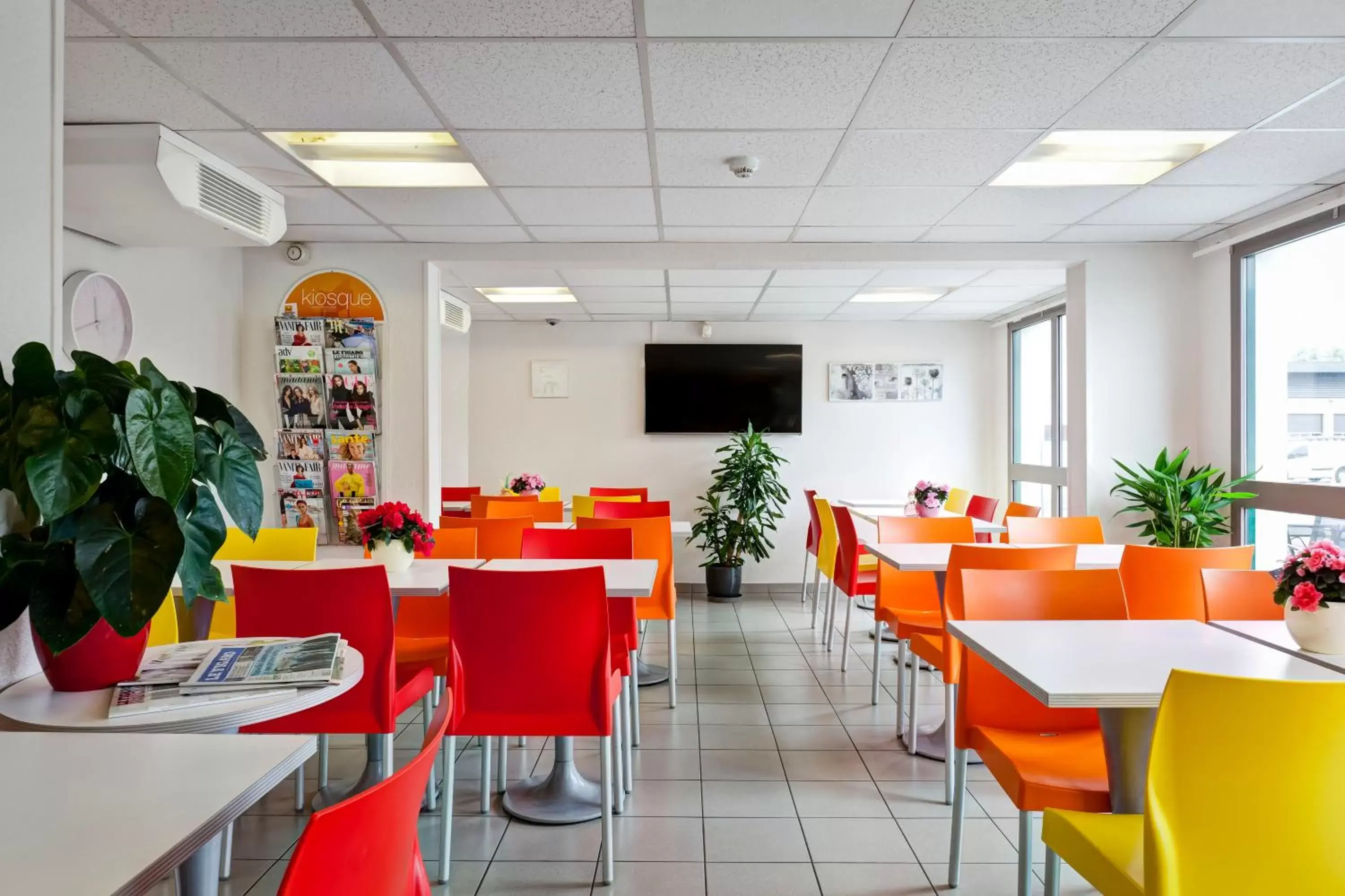 Communal lounge/ TV room, Restaurant/Places to Eat in Première Classe Chalon Sur Saône
