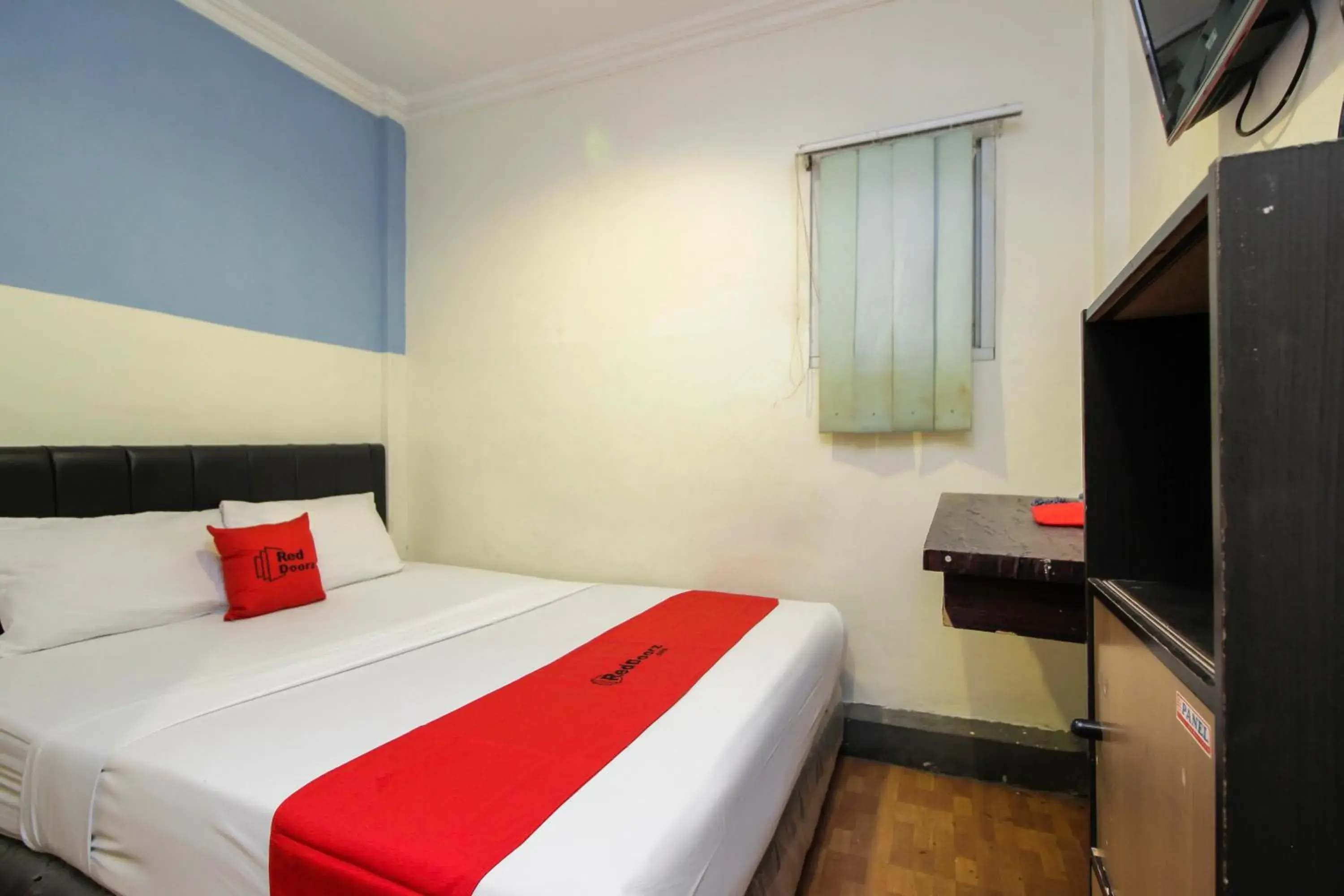 Bedroom, Bed in RedDoorz near Bethesda Manado