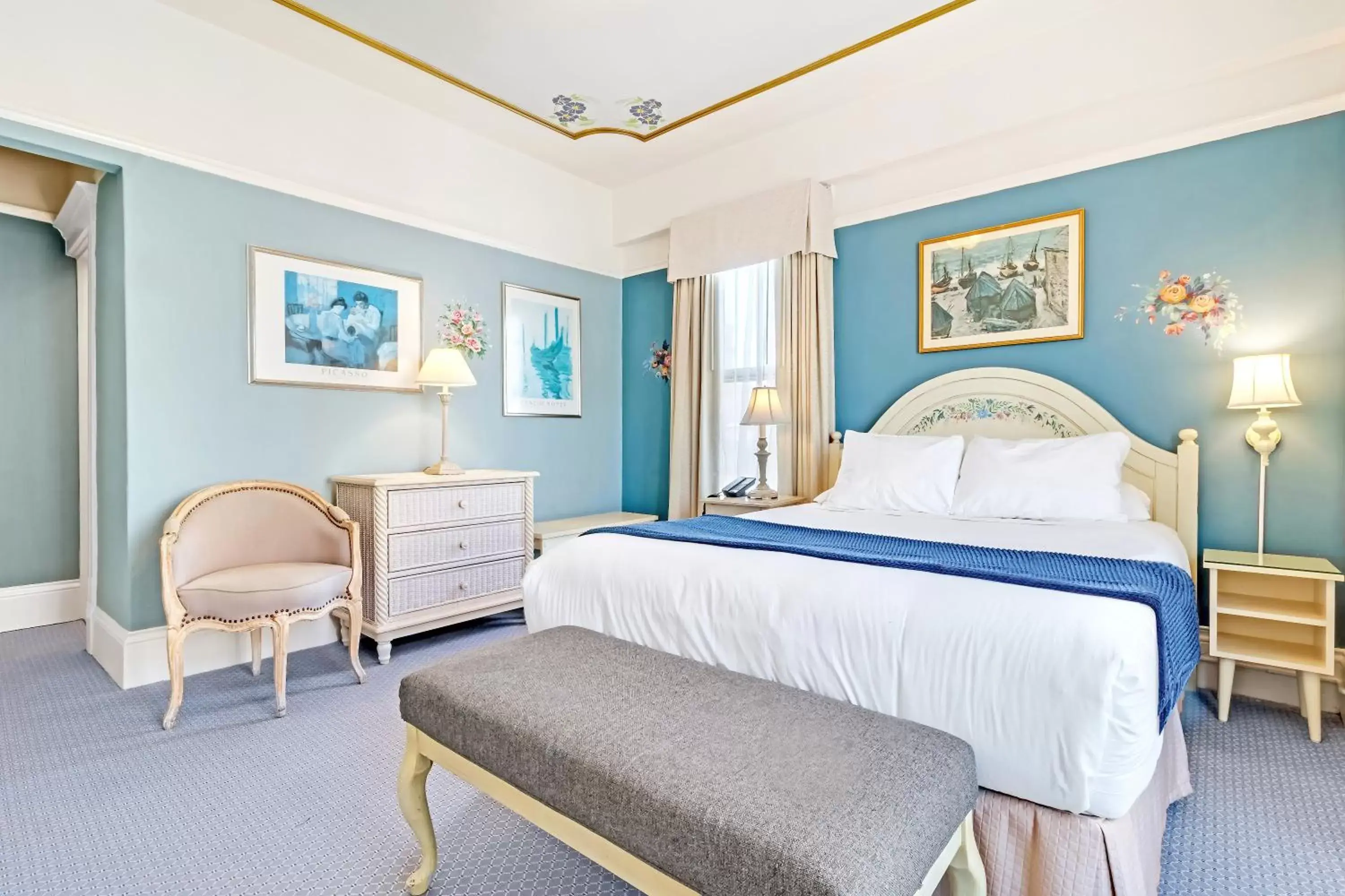 Bedroom, Bed in Cornell Hotel de France