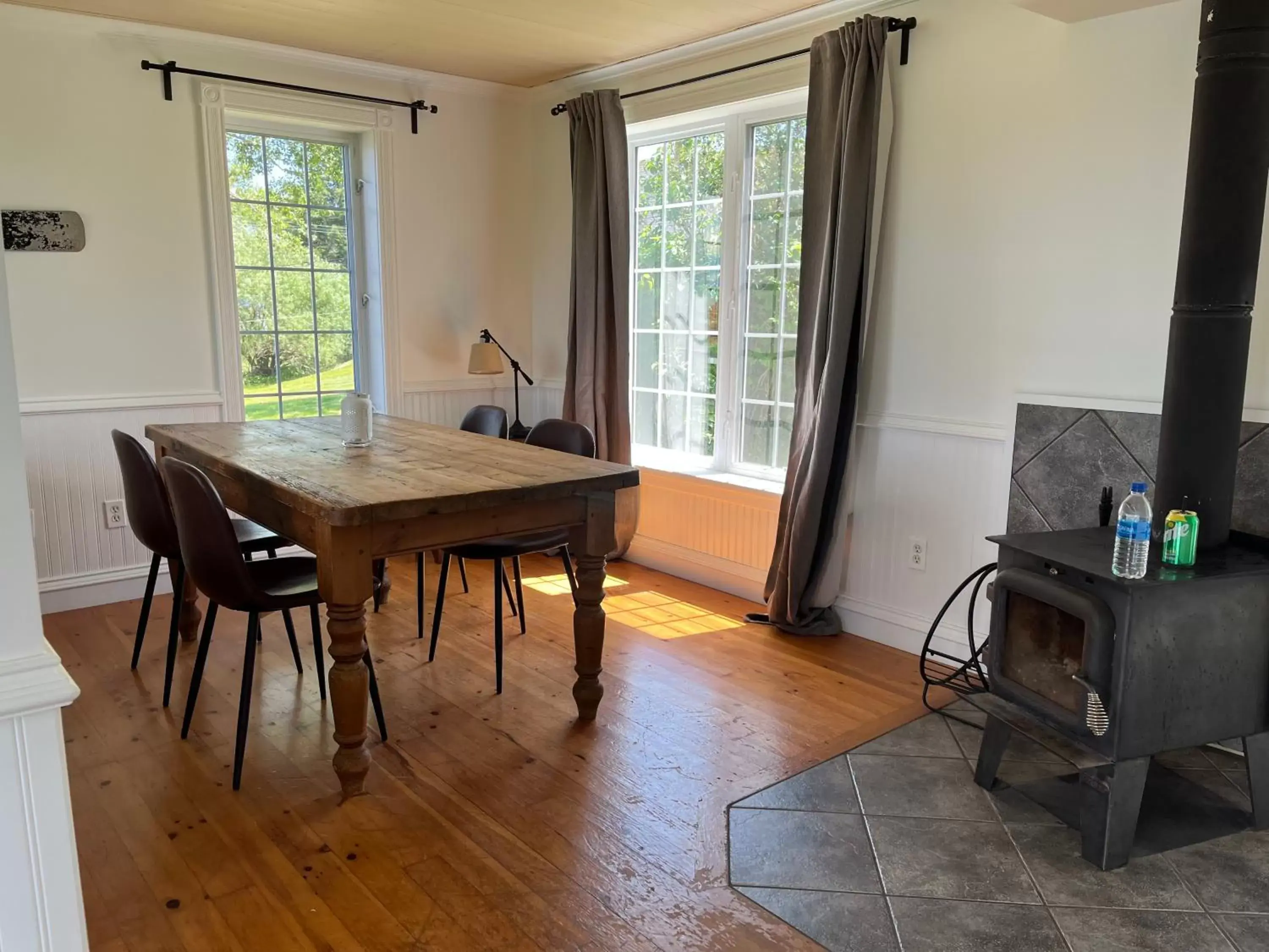 Dining Area in Groundswell Pub & Inn