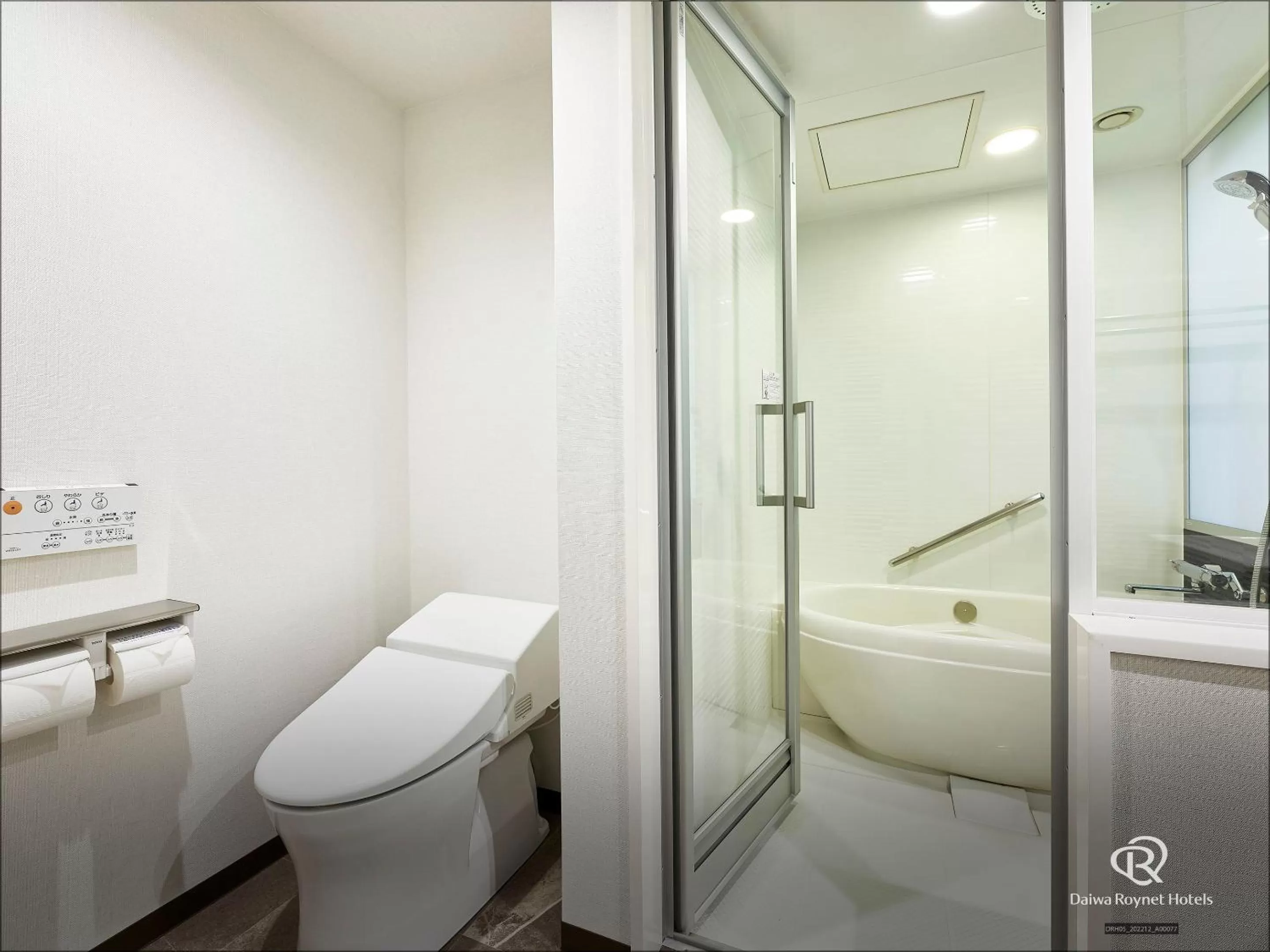 Shower in Daiwa Roynet Hotel Osaka-Kitahama