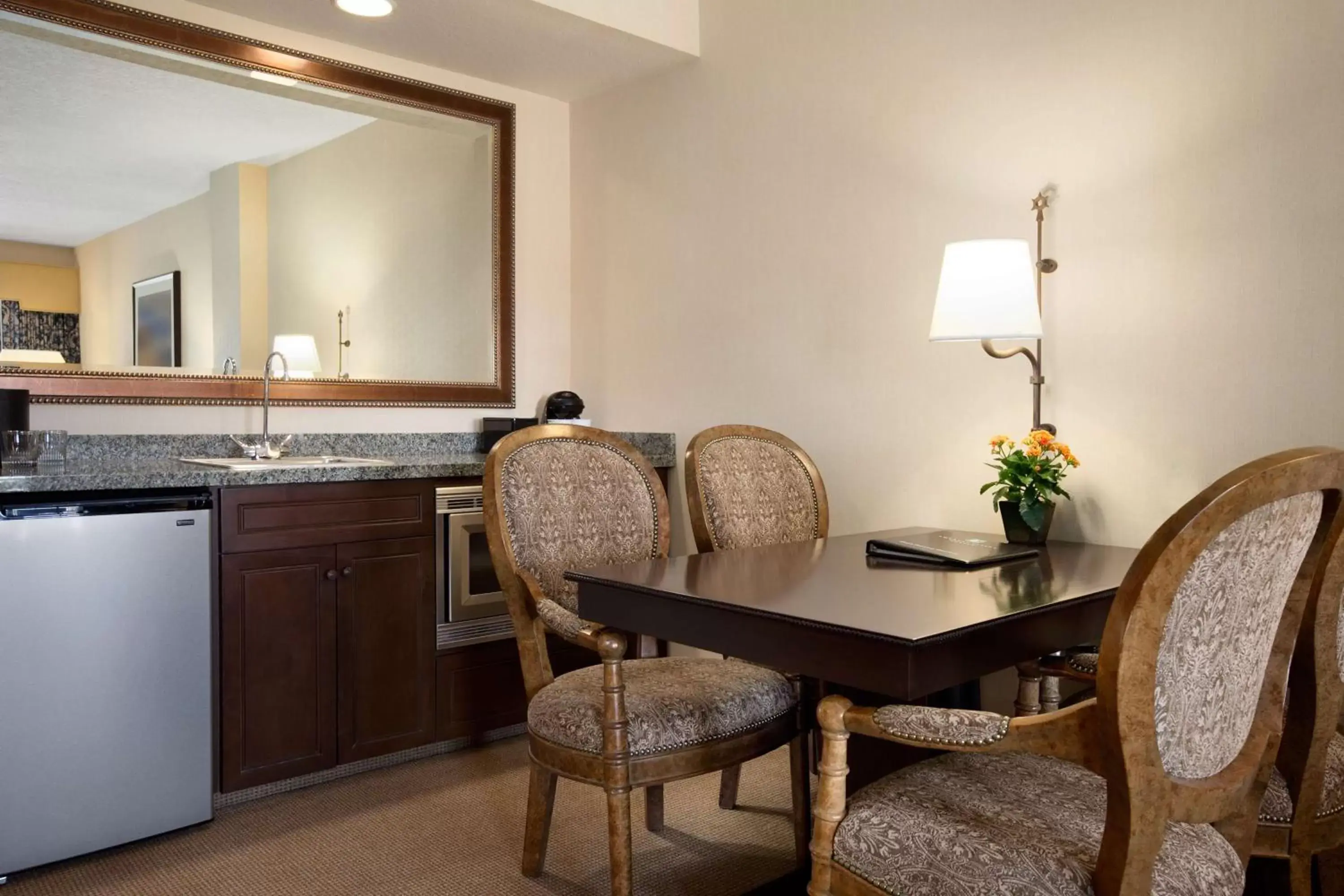 Living room, Kitchen/Kitchenette in Embassy Suites La Quinta Hotel & Spa