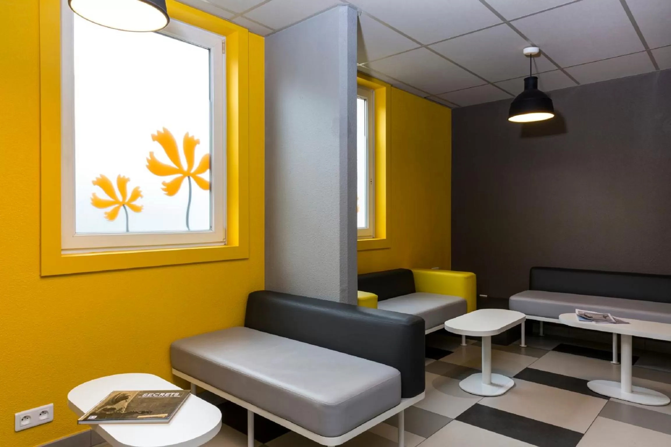 Communal lounge/ TV room in Premiere Classe Roissy Aéroport Charles De Gaulle