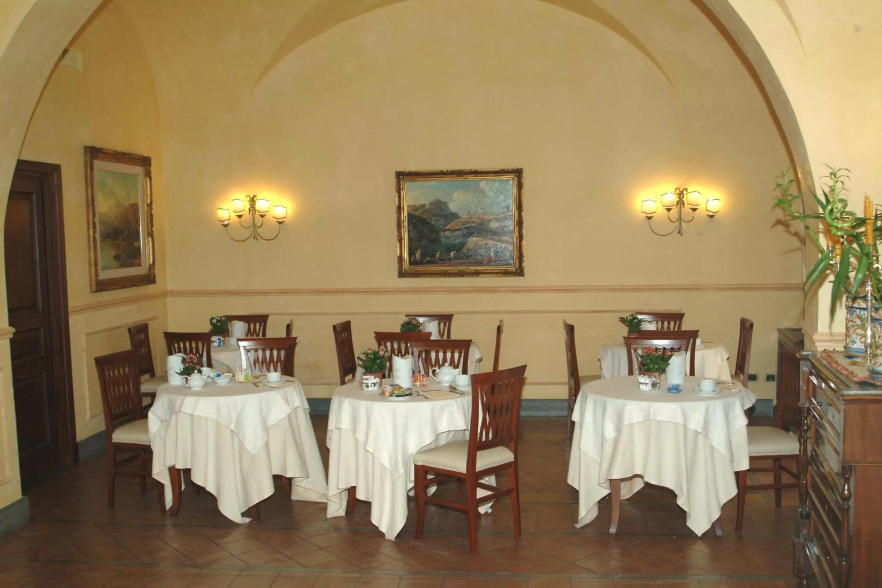 Restaurant/places to eat in Hotel La Ville
