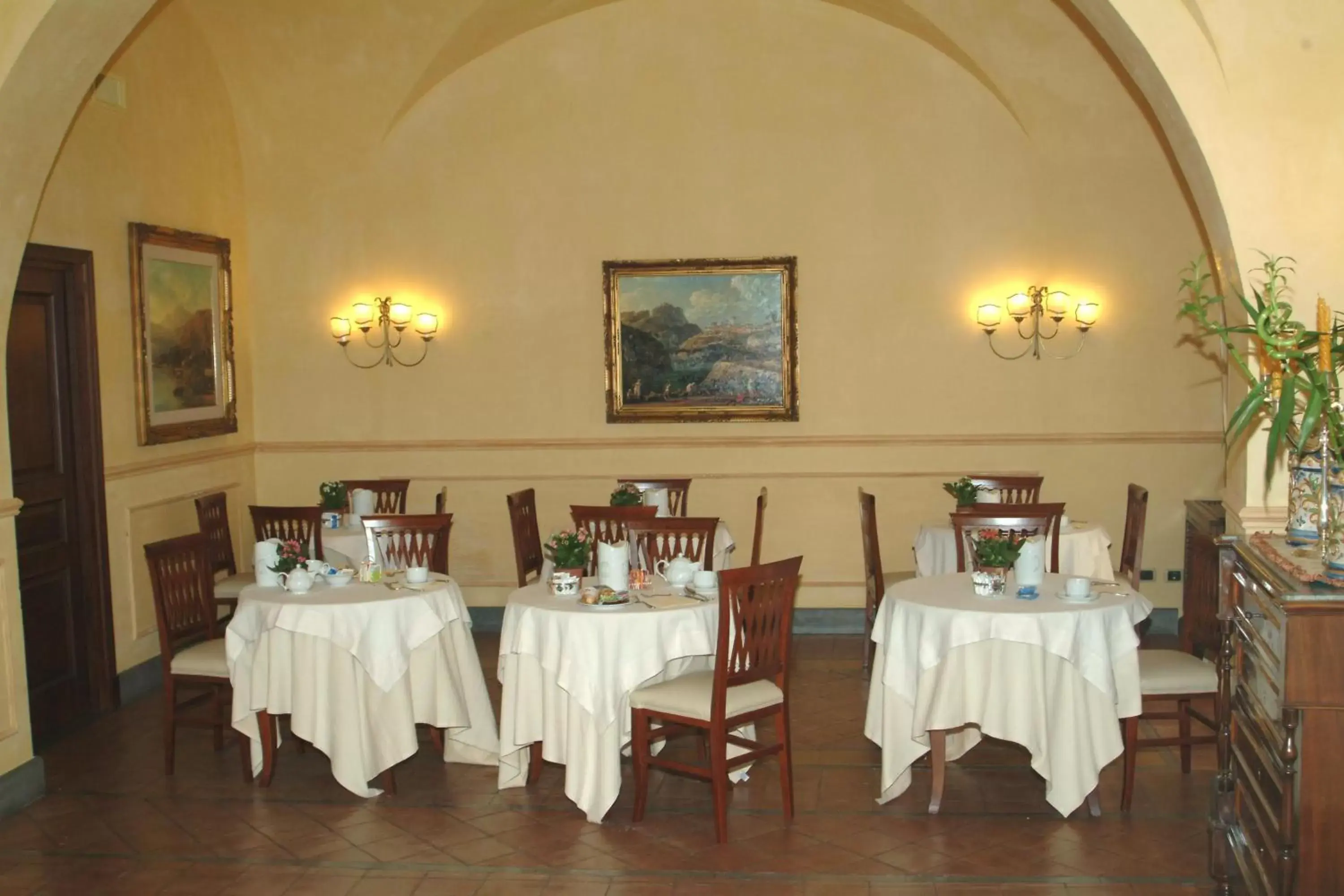 Restaurant/Places to Eat in Hotel La Ville