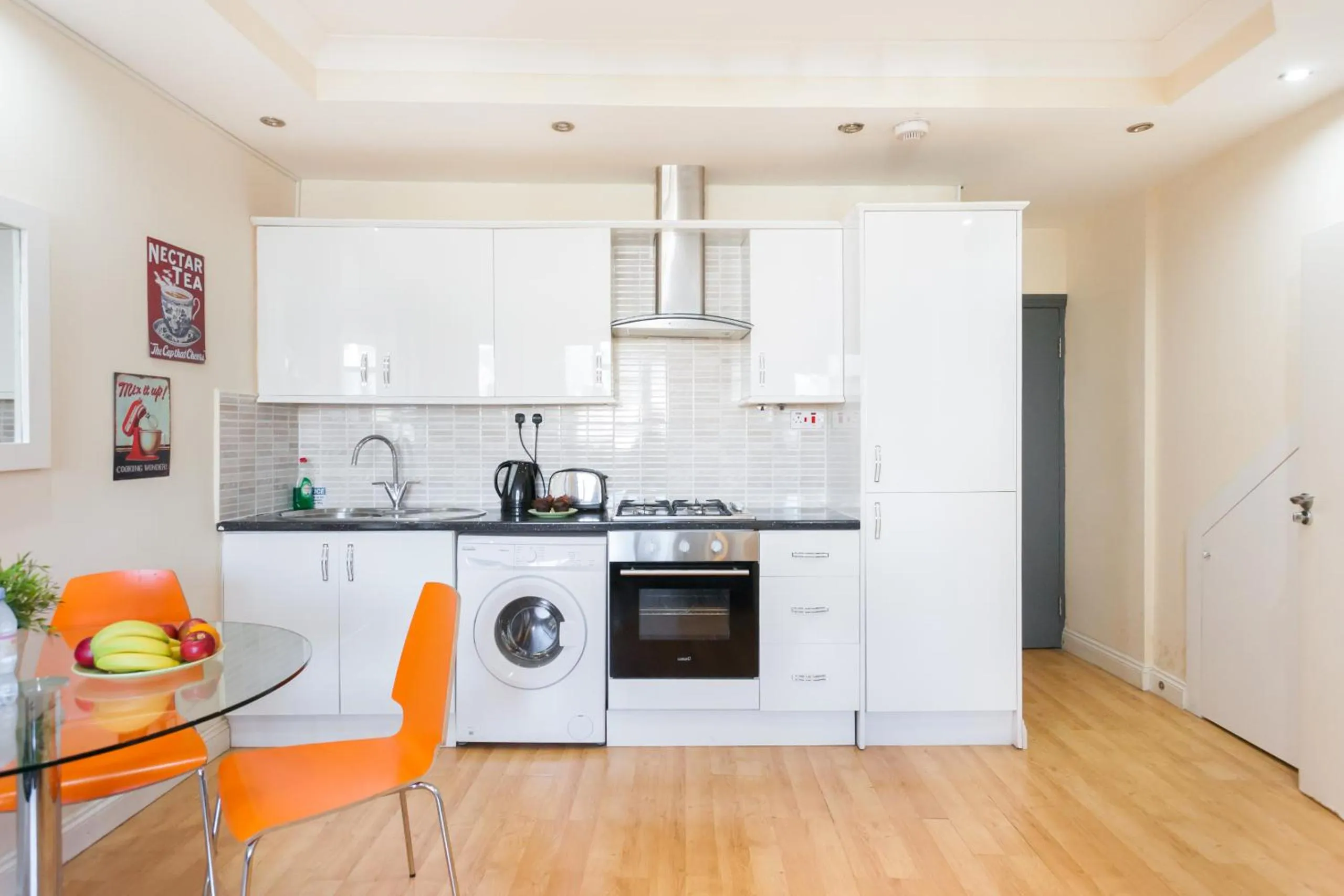 Kitchen or kitchenette, Kitchen/Kitchenette in Kings Cross Apartment