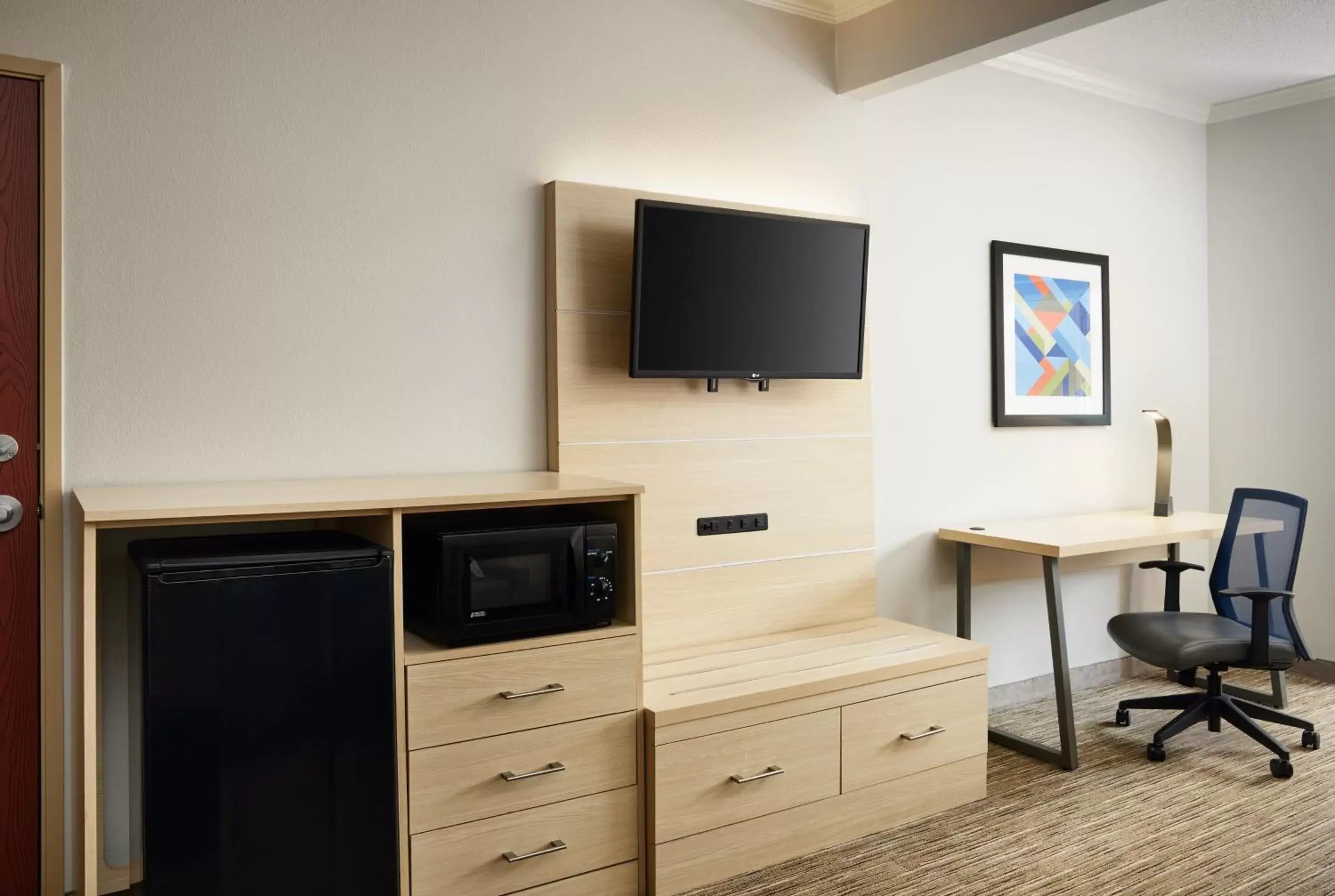 Photo of the whole room, TV/Entertainment Center in Holiday Inn Express & Suites Bonifay, an IHG Hotel