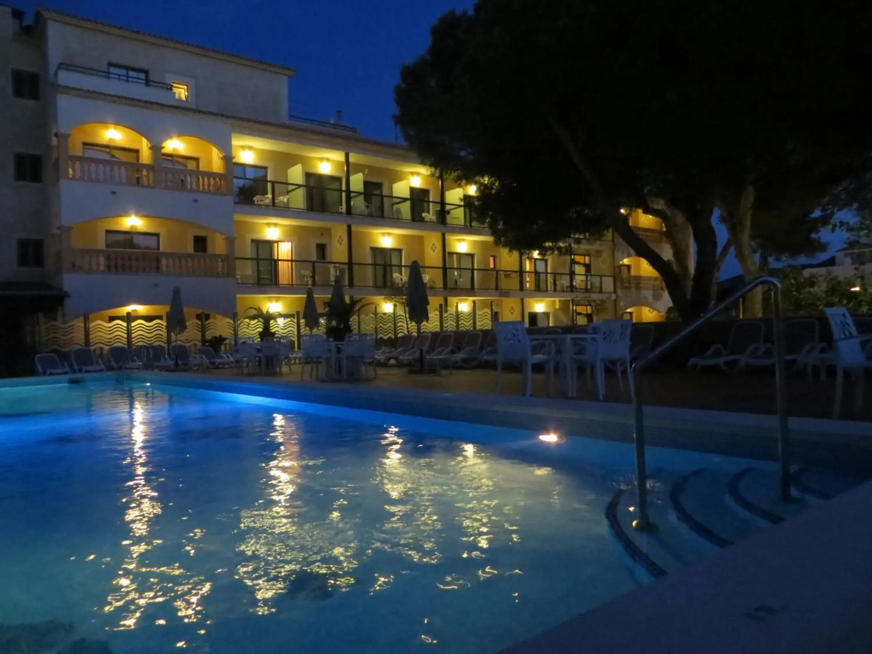 Facade/entrance, Swimming Pool in Hotel Baviera