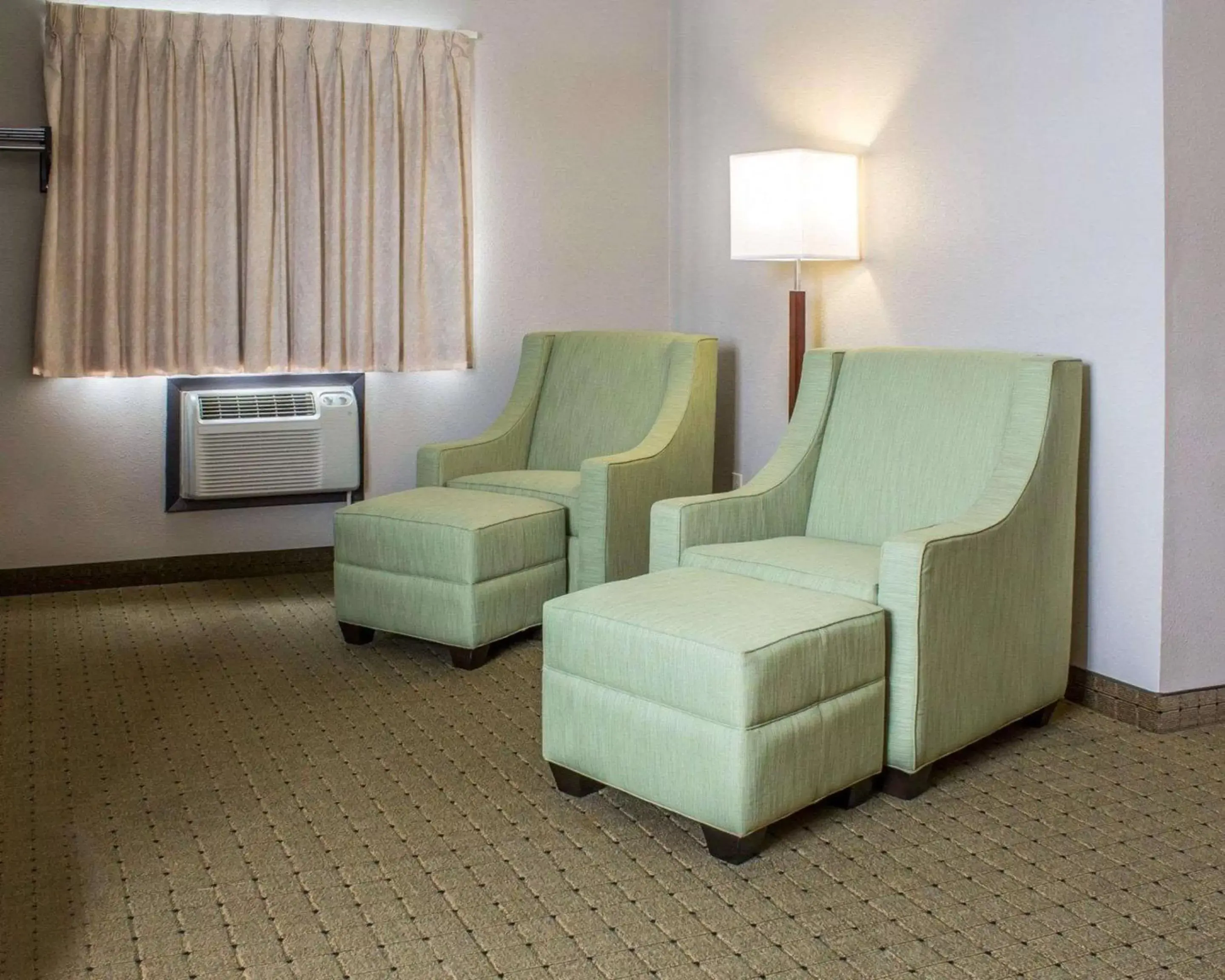 Photo of the whole room, Seating Area in Econo Lodge Ames