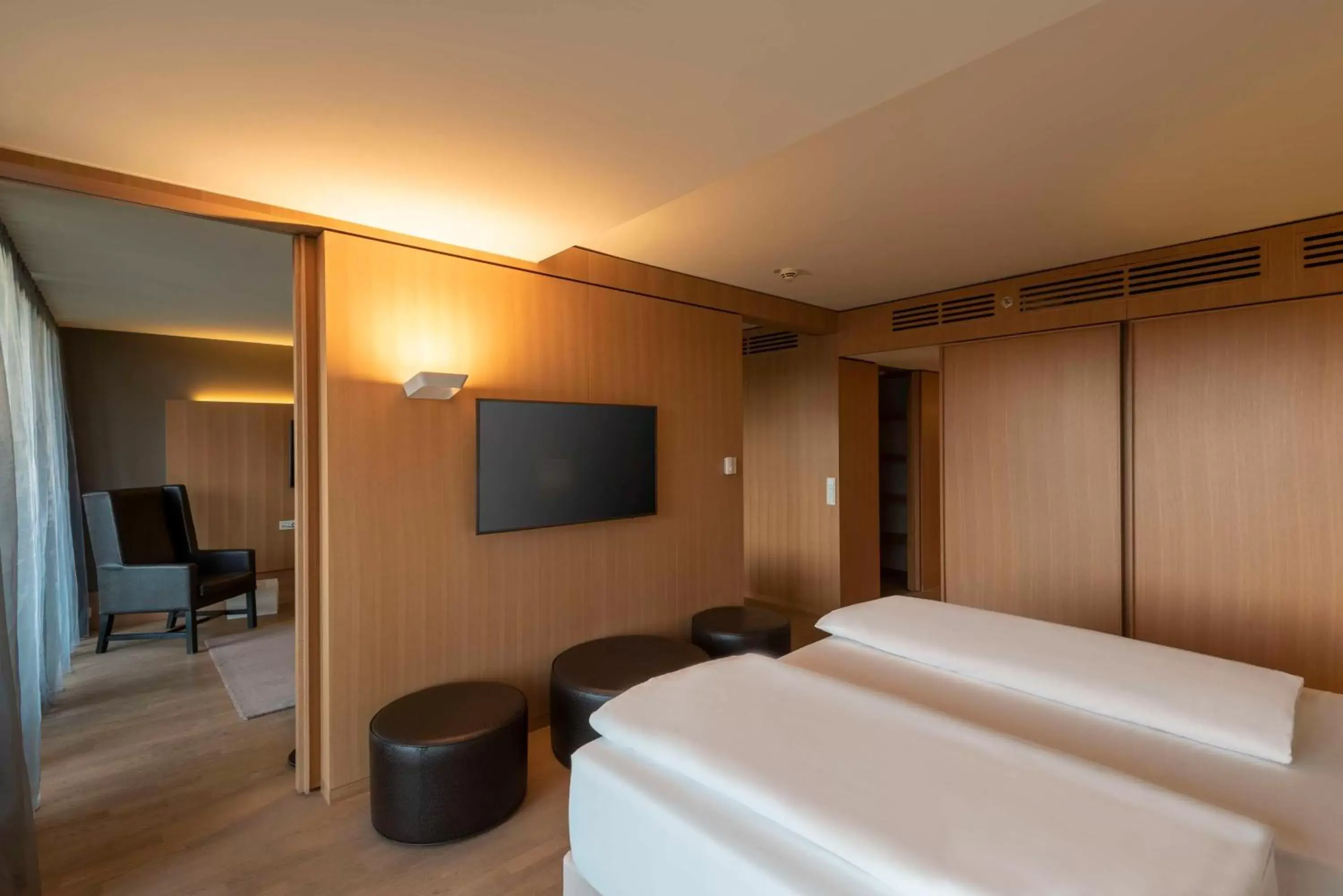 Bedroom, TV/Entertainment Center in Doubletree by Hilton Vienna Schonbrunn